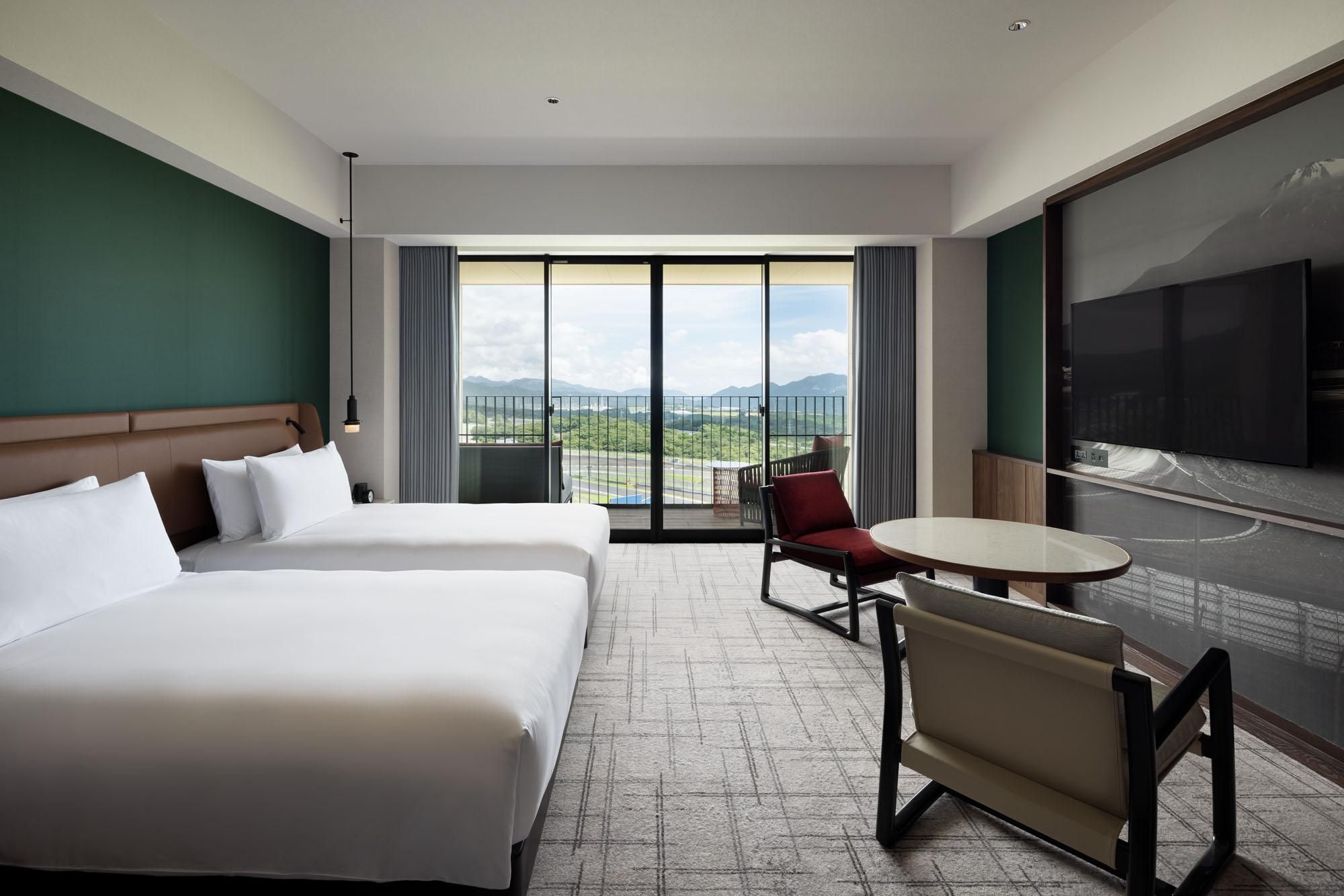 2 Twin Beds, Circuit View