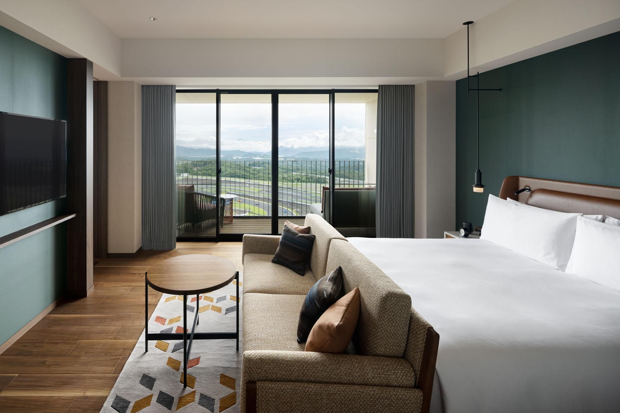 Grand Prix Suite 1 King Bed, Circuit View