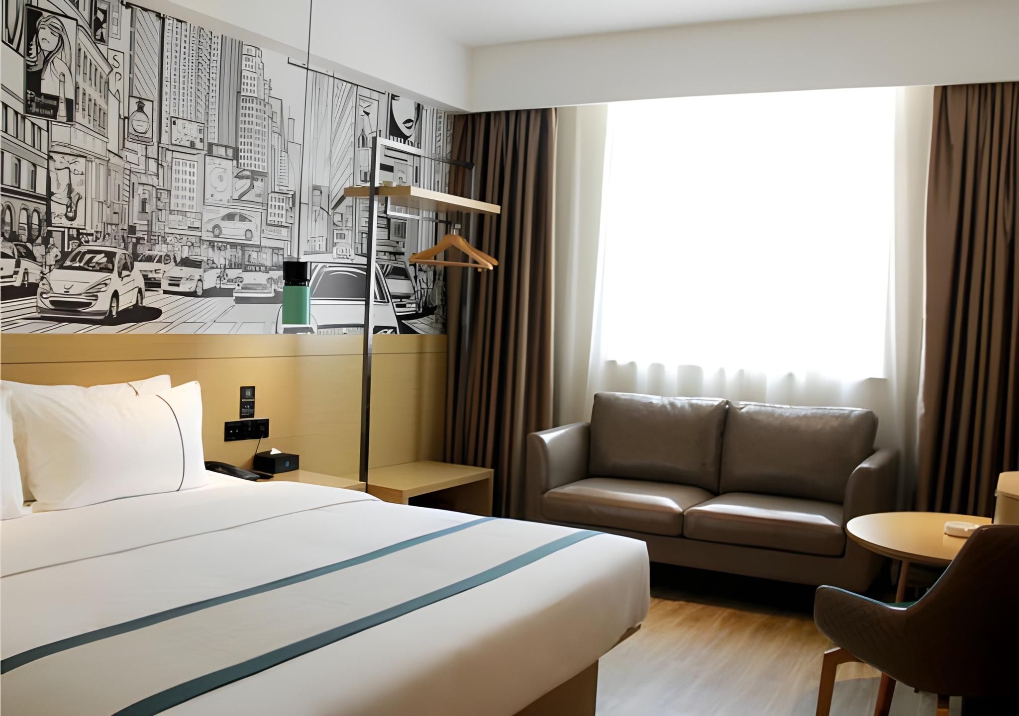 Stand Queen Room