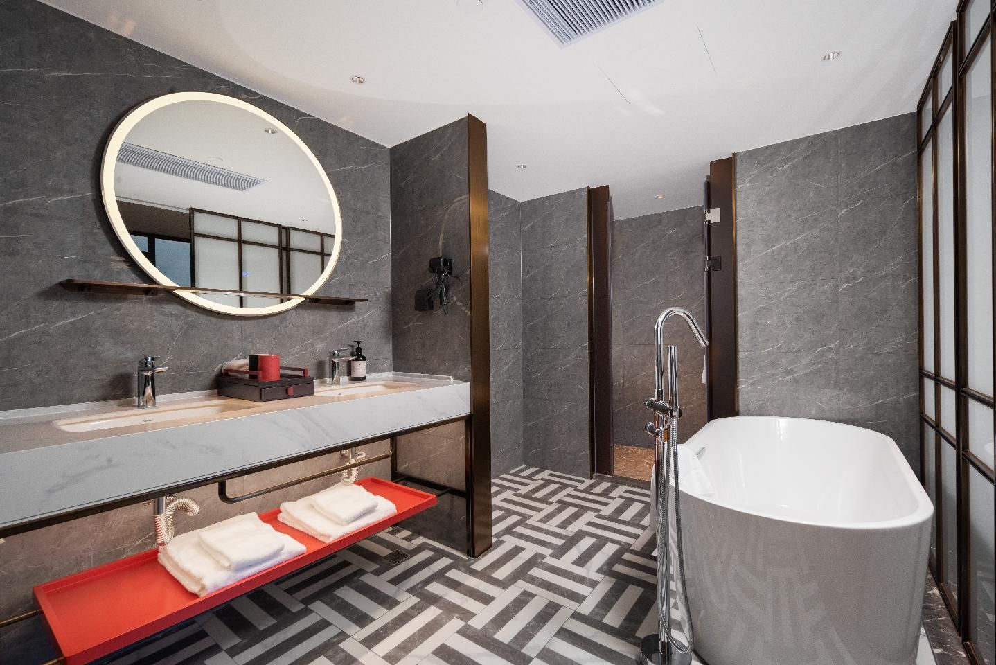 Dossen - Executive Suite