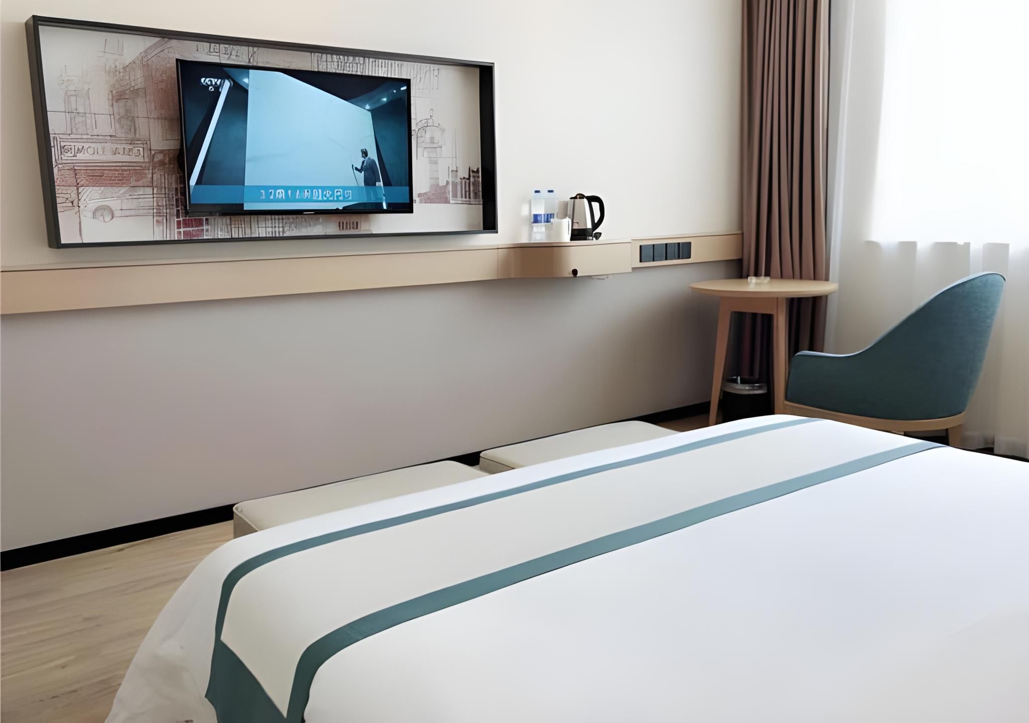 Stand Queen Room