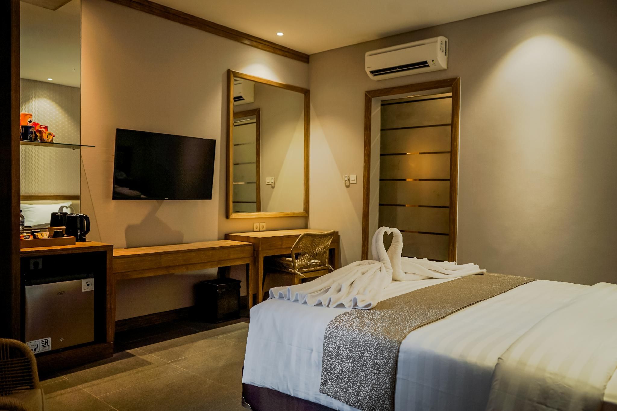 Tabebuya Resto & Resort Deluxe Room Pool View King Bed