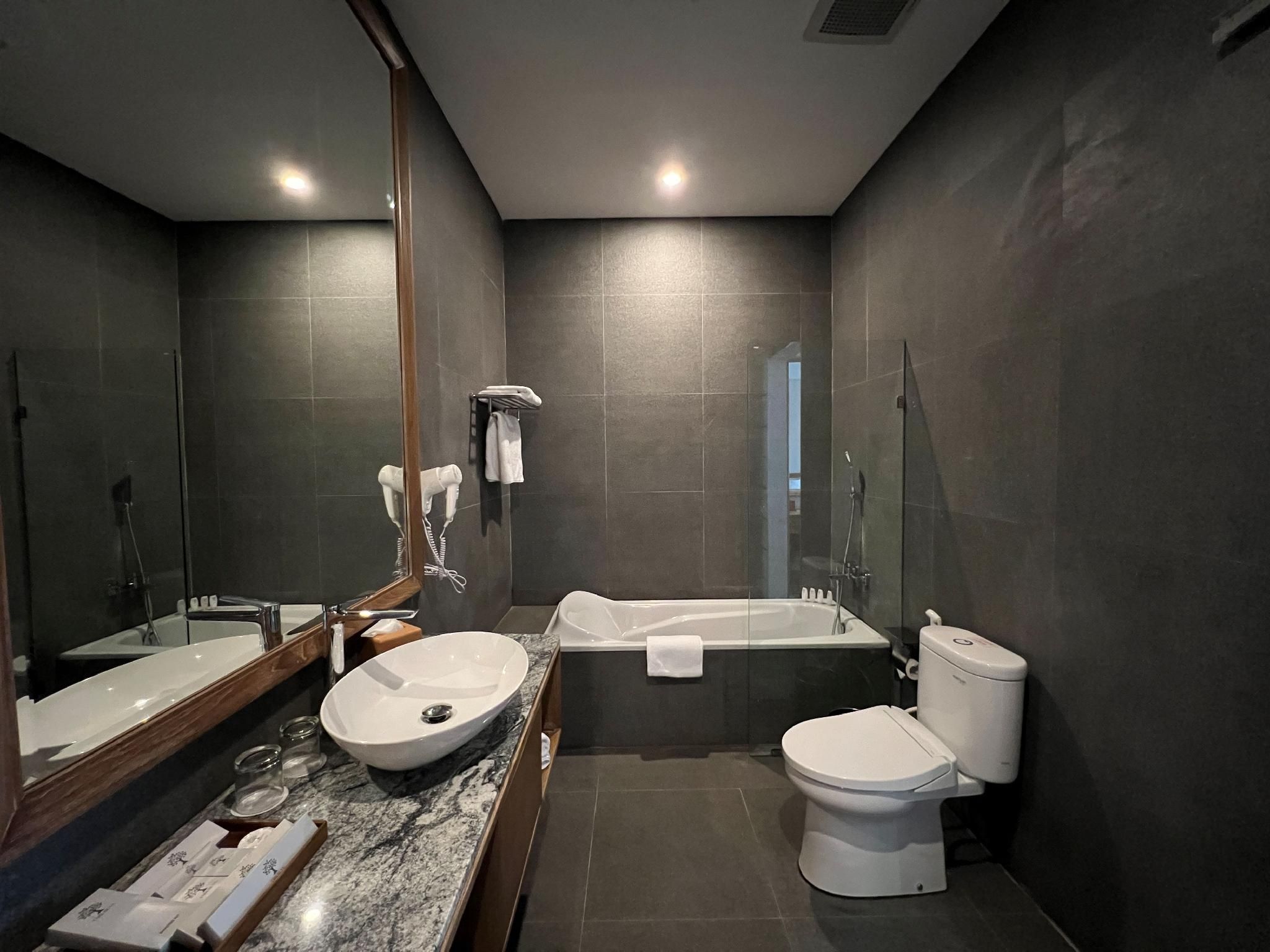 Tabebuya Resto & Resort Deluxe Room Pool View King Bed 2