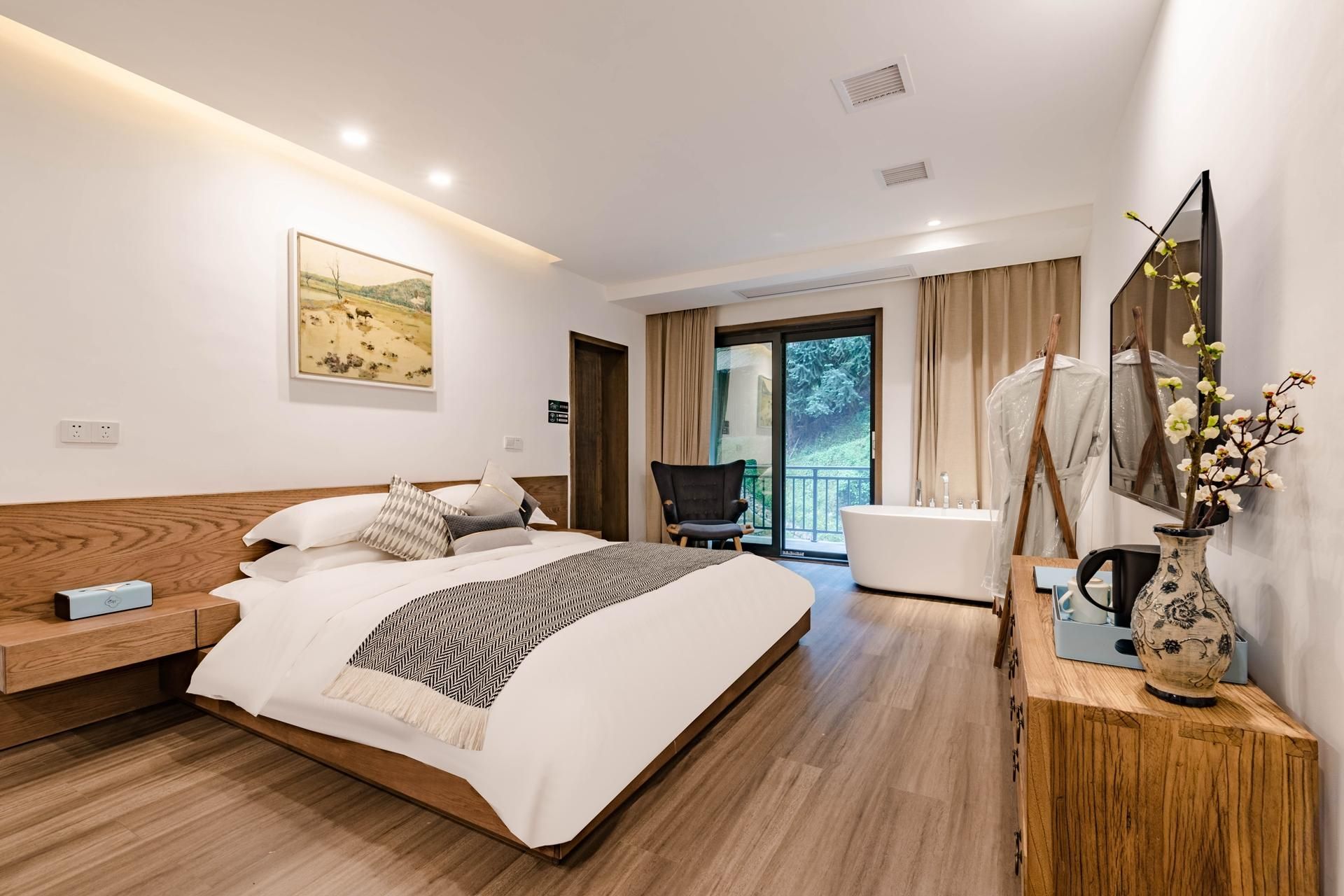 Room with Queen Bed