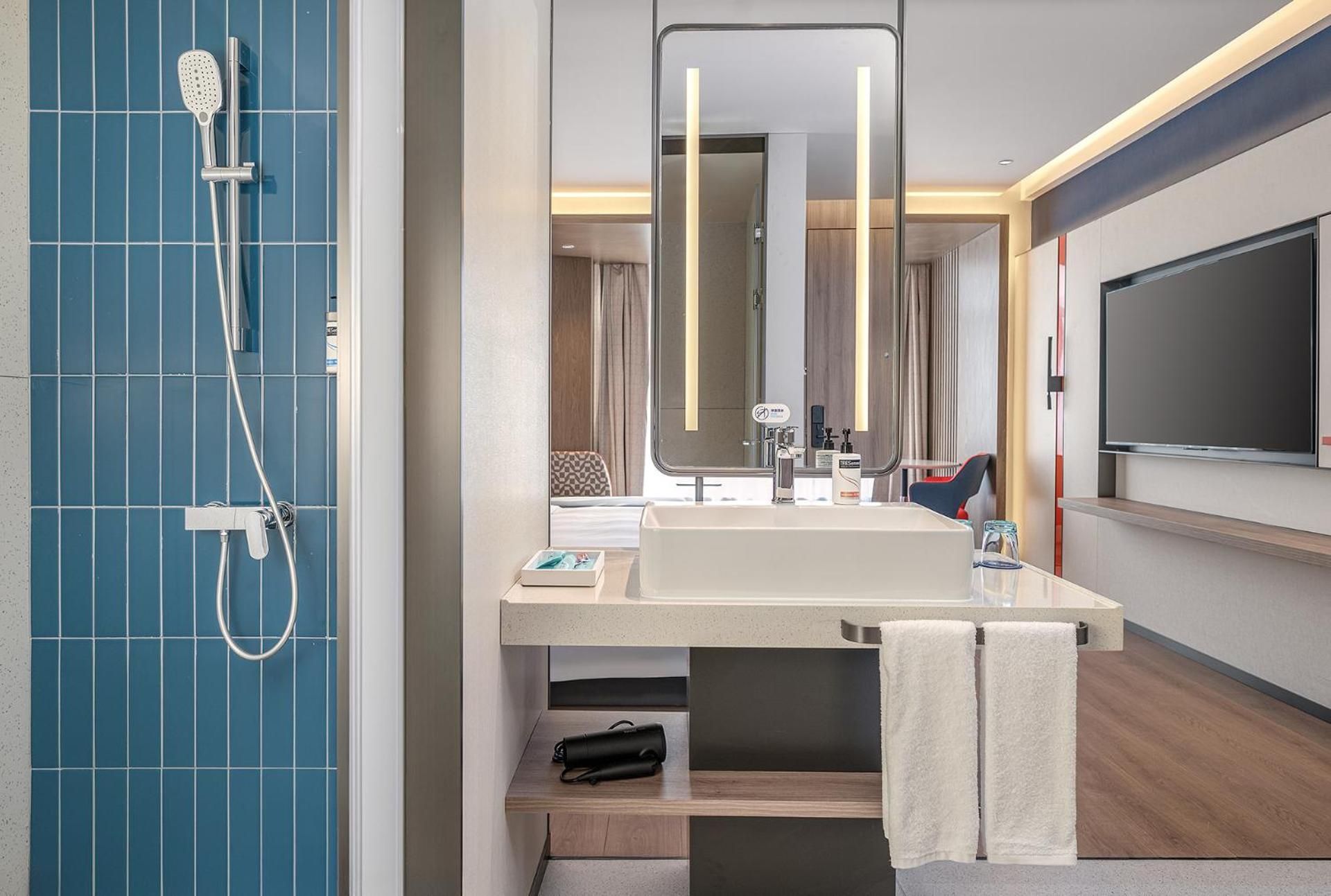 Holiday Inn Express Chenzhou Suxian By IHG 1 King Standard Extra Floor Space 3