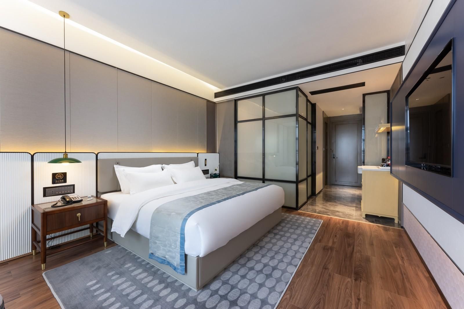 Queen Room with View