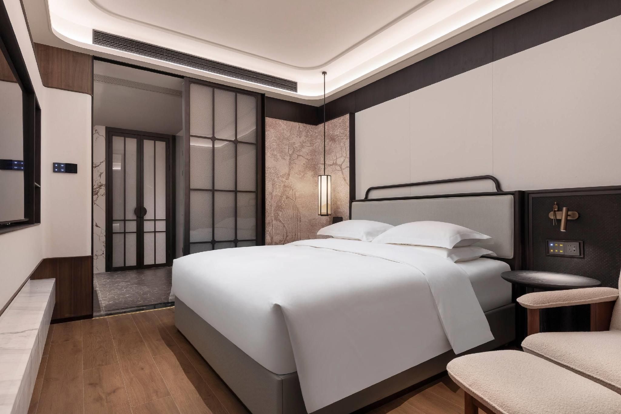 1 King Bed, Deluxe Suite, Non-Smoking