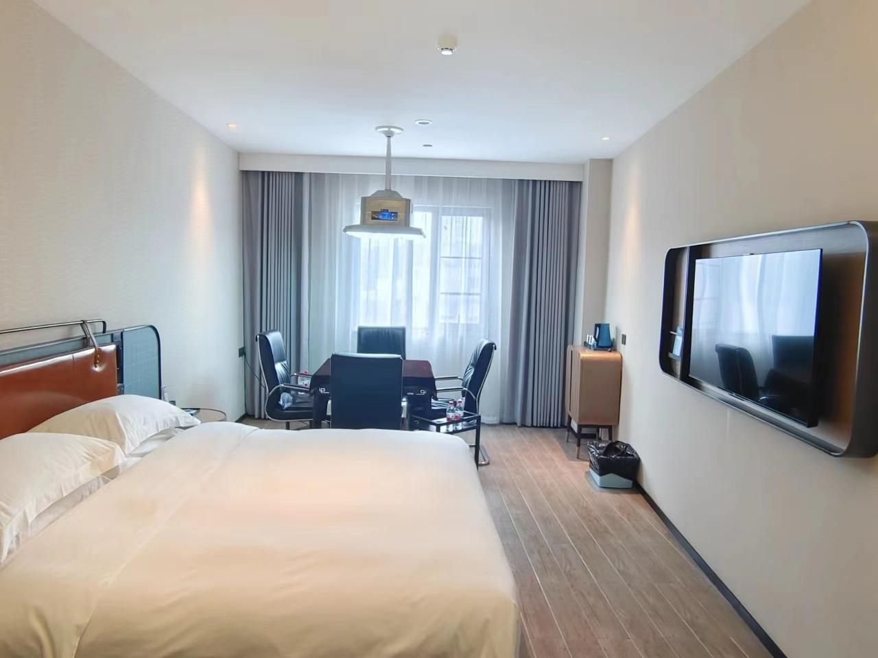 Dossen - Bed Room With City View