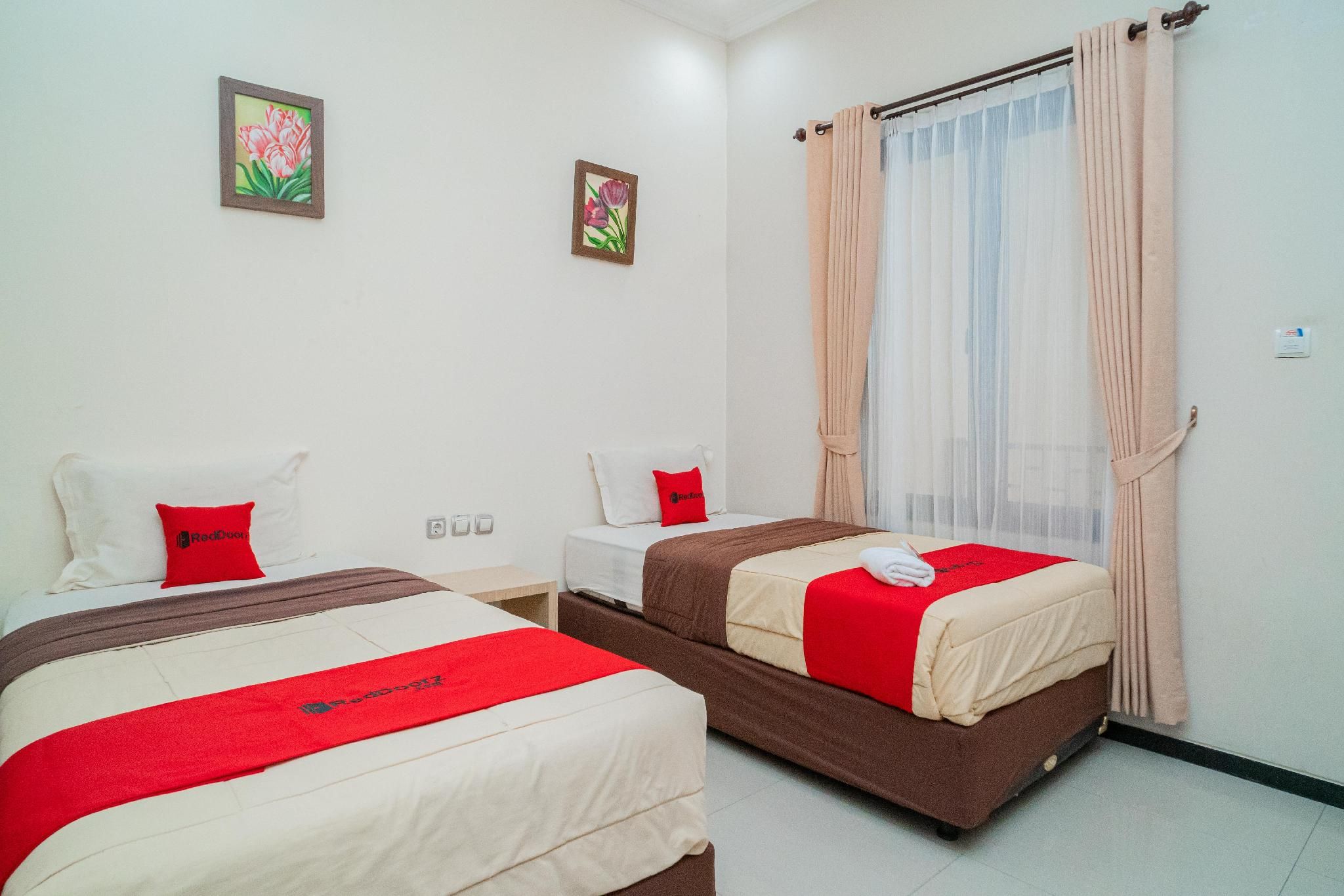 RedDoorz Plus Syariah @ Jalan Dokter Wahidin Bojonegoro Twin Room