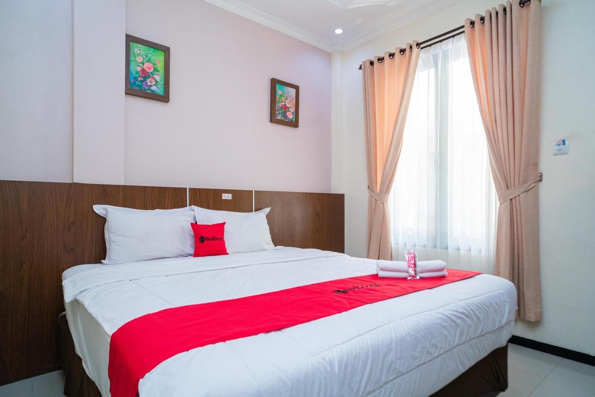 RedDoorz Plus Syariah @ Jalan Dokter Wahidin Bojonegoro Economy Double Room