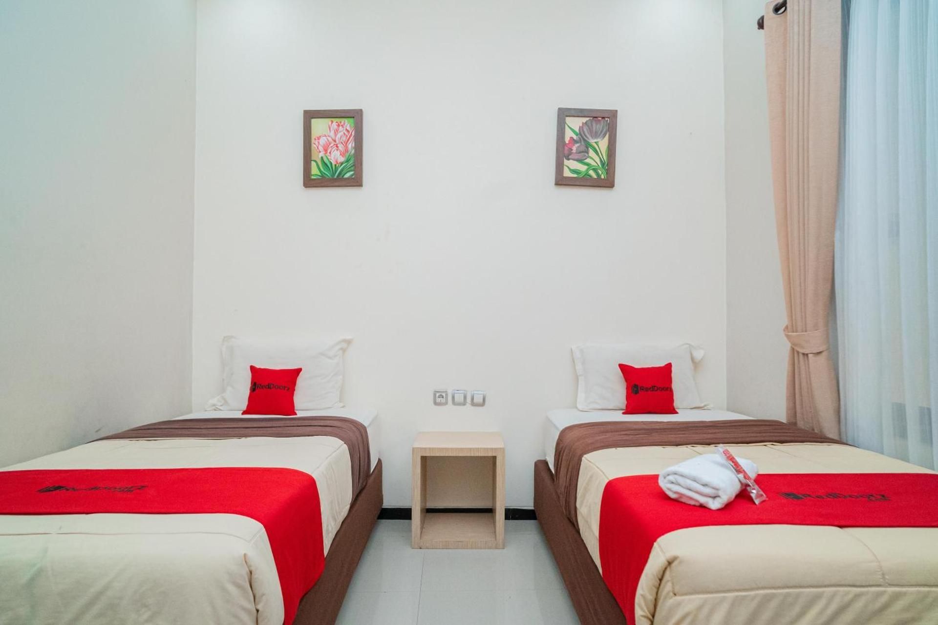 RedDoorz Plus Syariah @ Jalan Dokter Wahidin Bojonegoro Twin Room 3