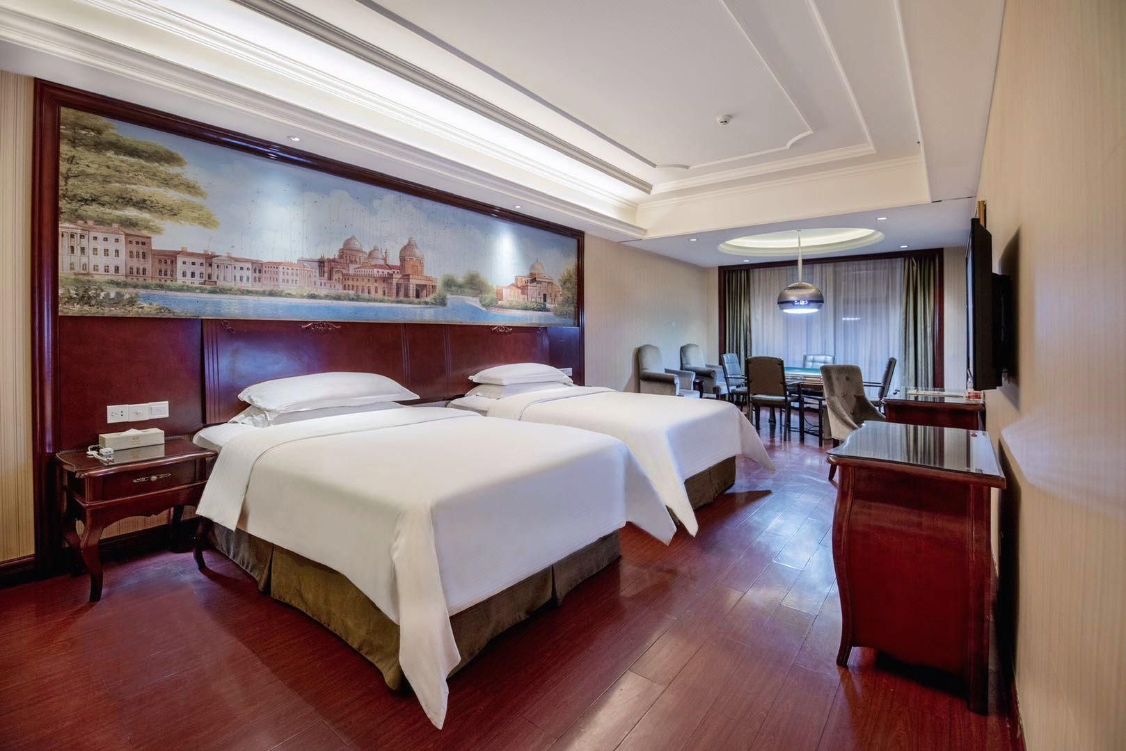 Vienna - Functional Chess Room With Twin Bed