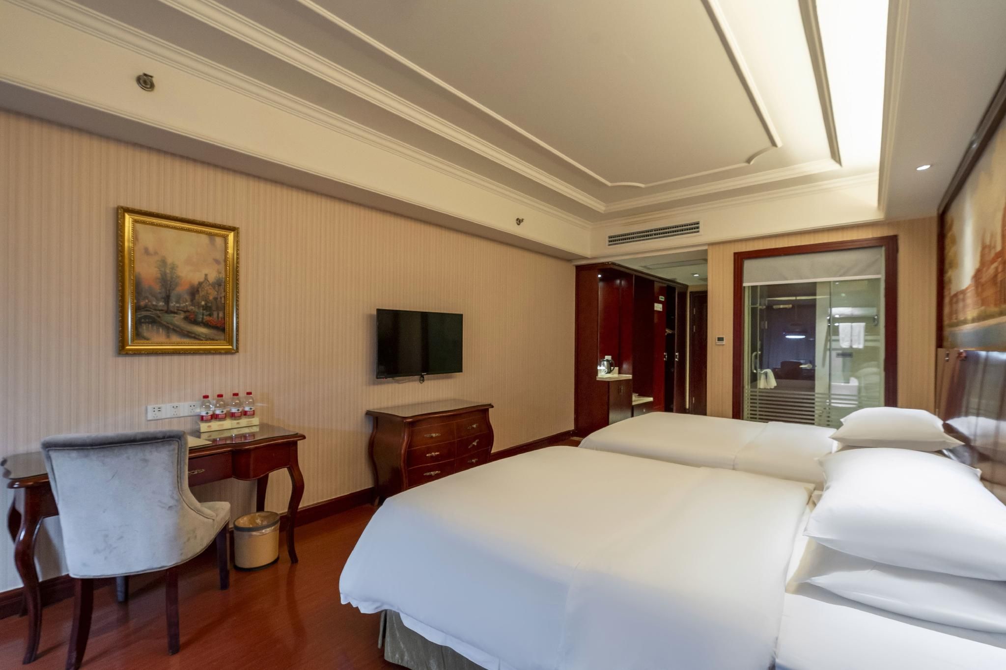 Vienna - Functional Chess Room With Twin Bed