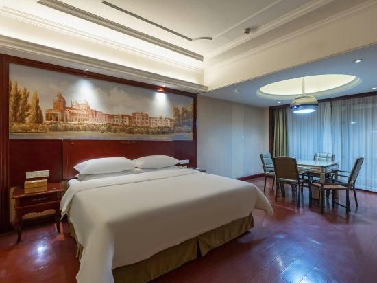 Double Room with Mah-jongg Table