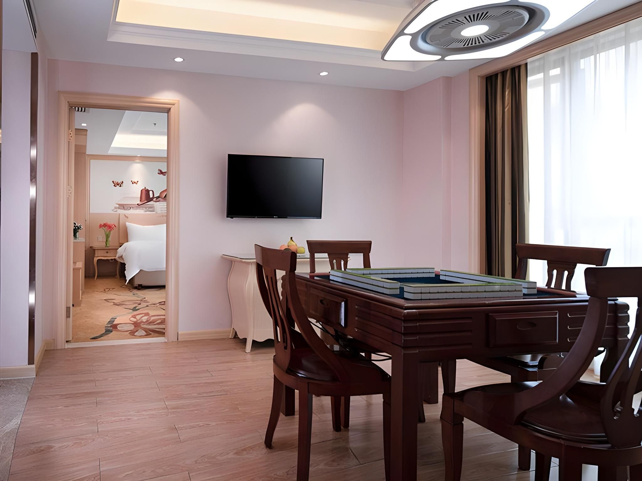 Vienna - Functional Chess Suite Room