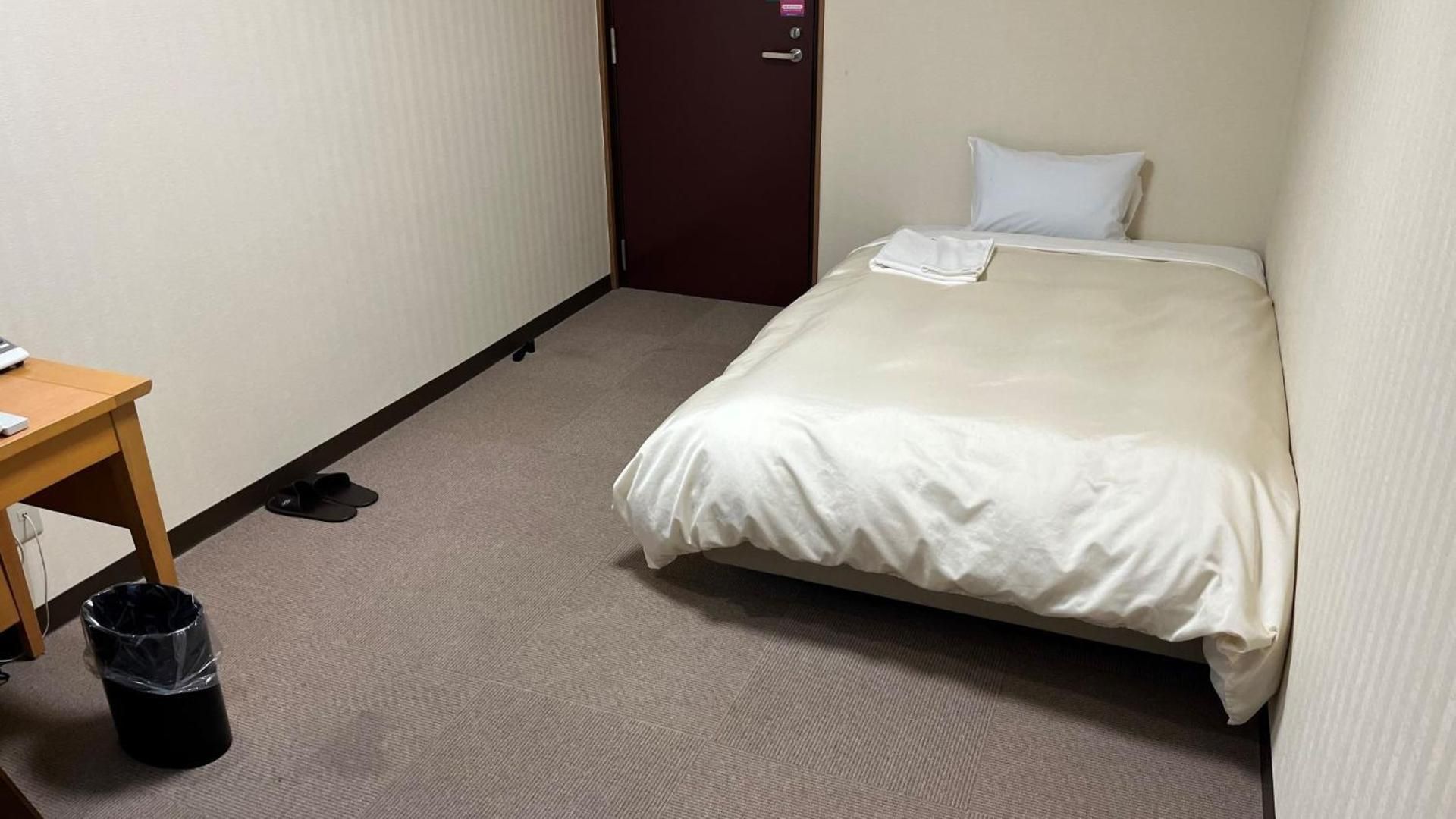 Male Only - Single Room with Shared Bathroom - Smoking