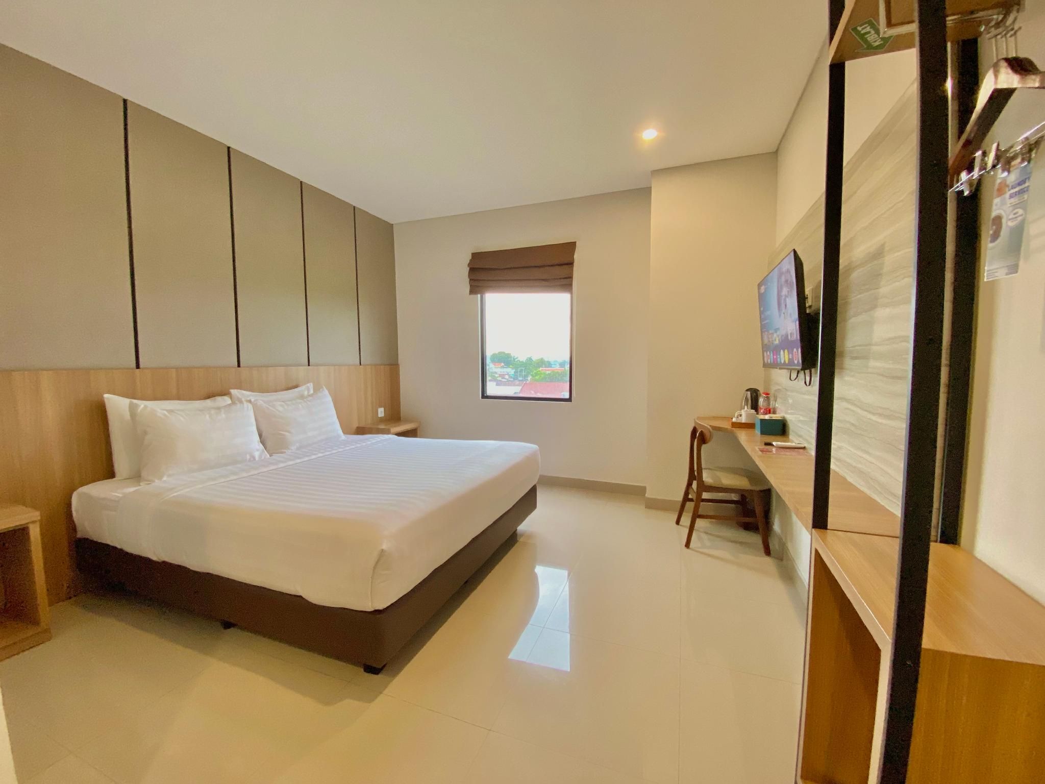 Front One Hotel Gombong Deluxe Double