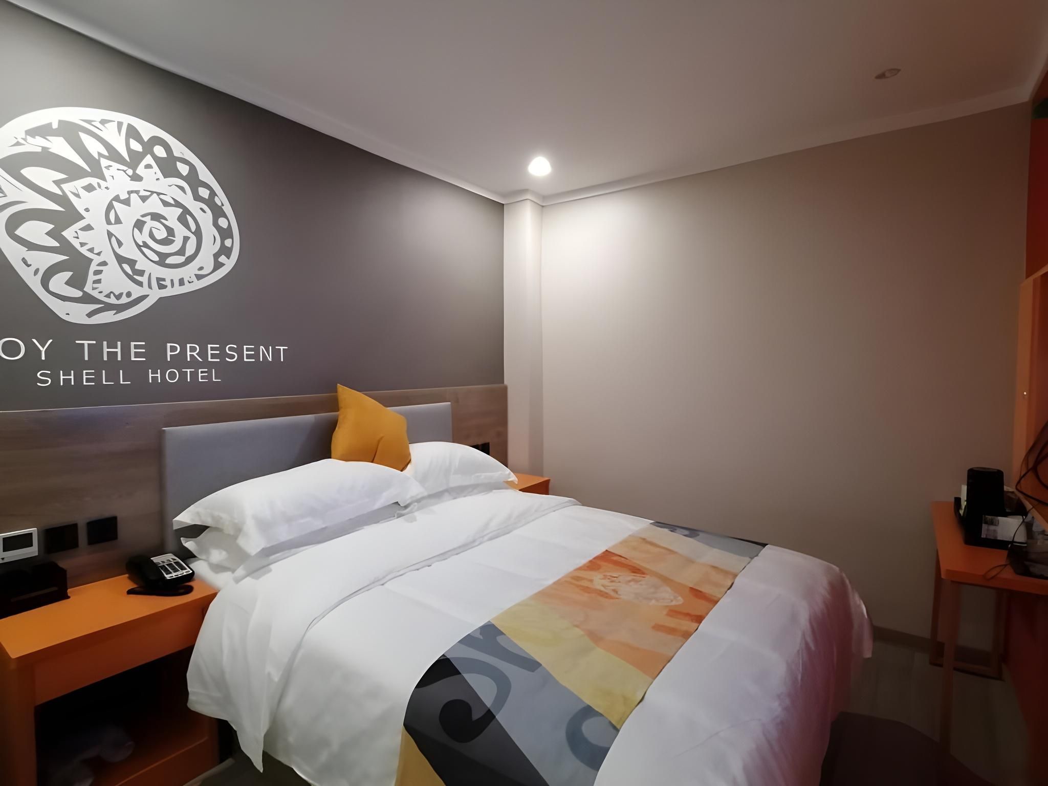 Hotel Queen Room
