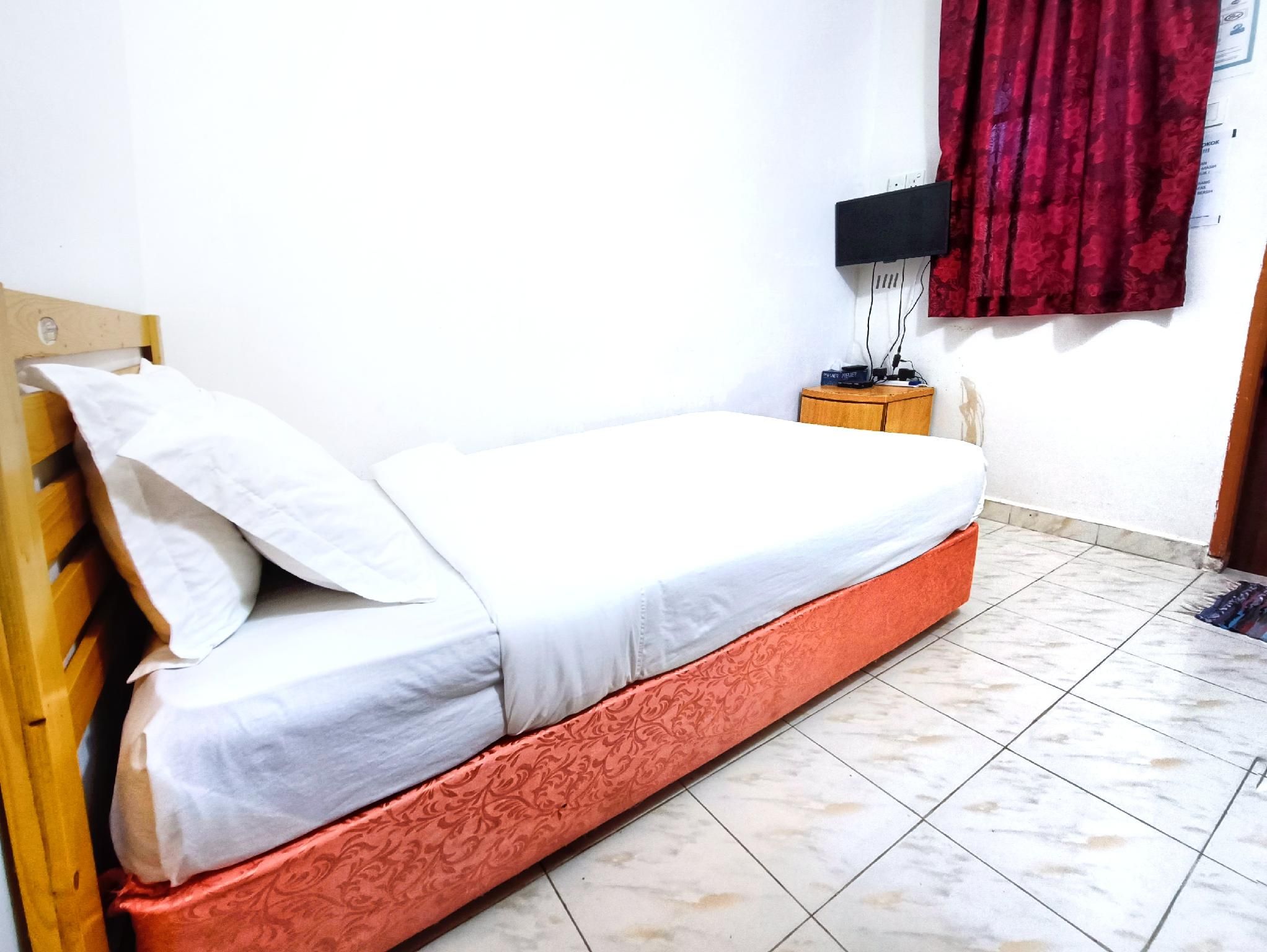 Chalet Yunie Marang by RVH Deluxe Single 2