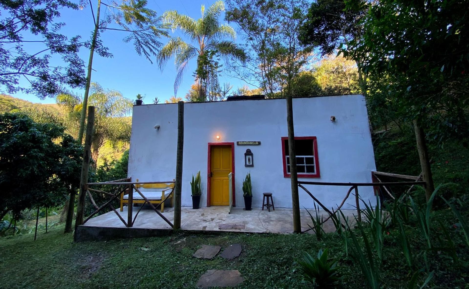 Chale na floresta com frigobar