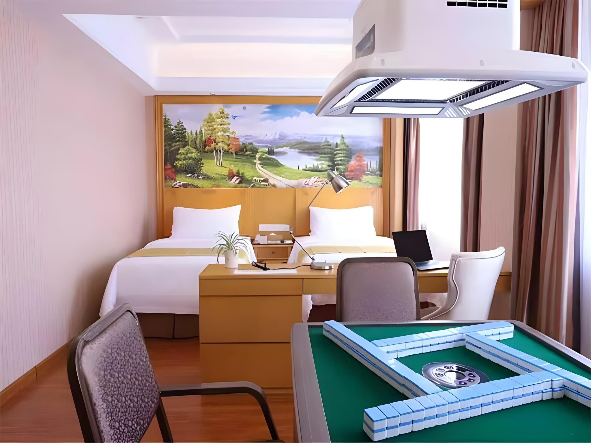 Vienna - Functional Chess Room With Twin Bed