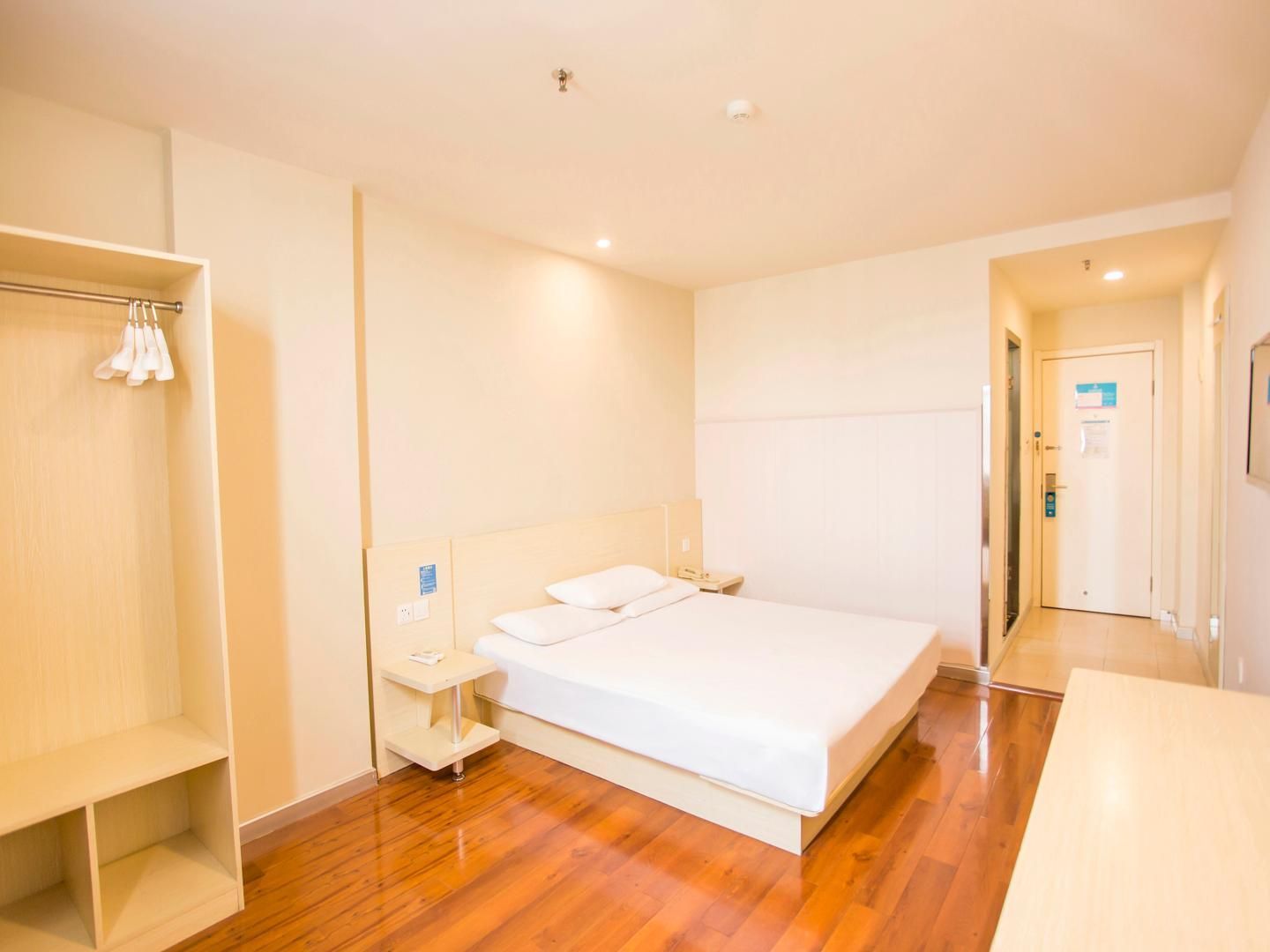 Huazhu - Room With Bed