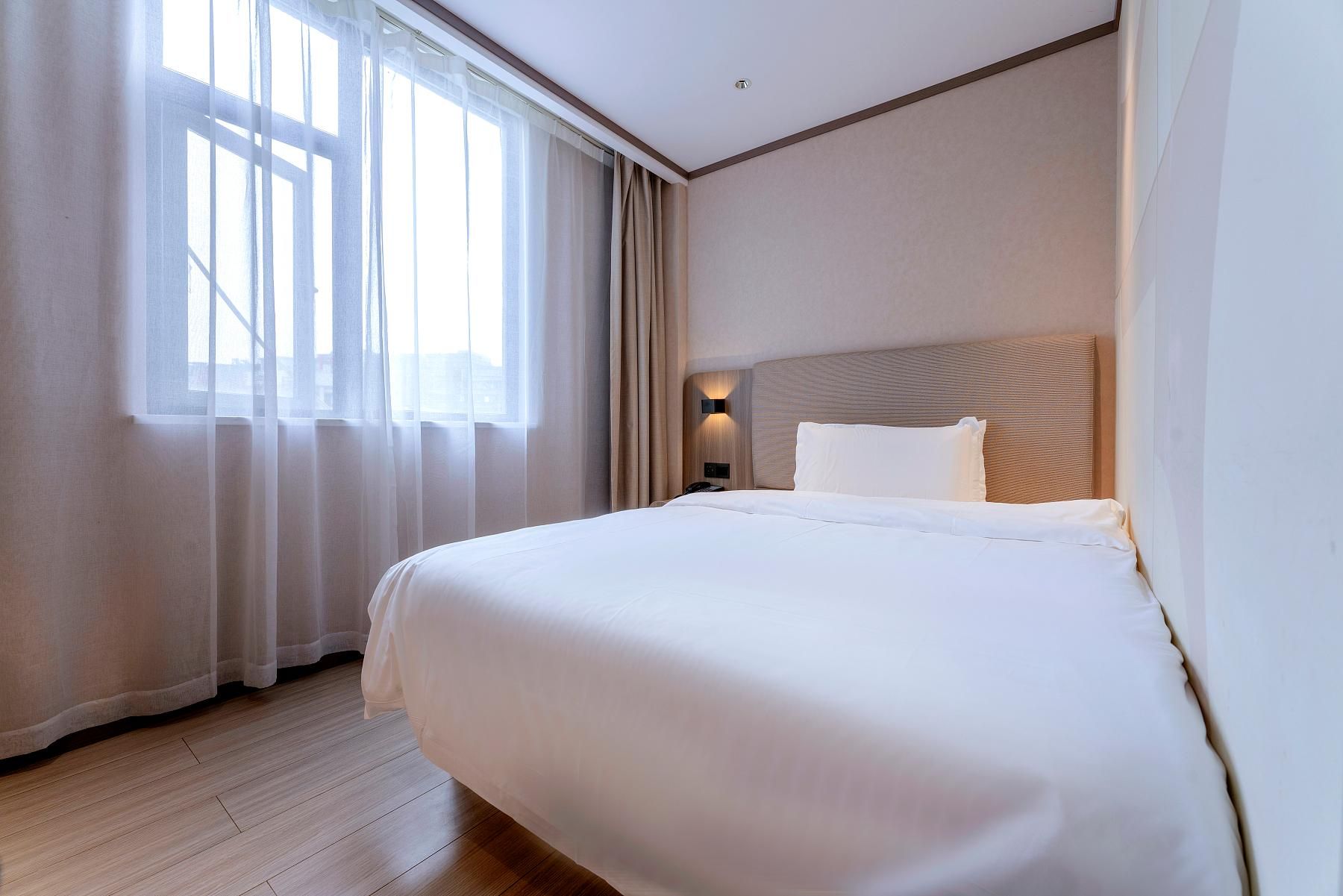 Huazhu - Room With Bed