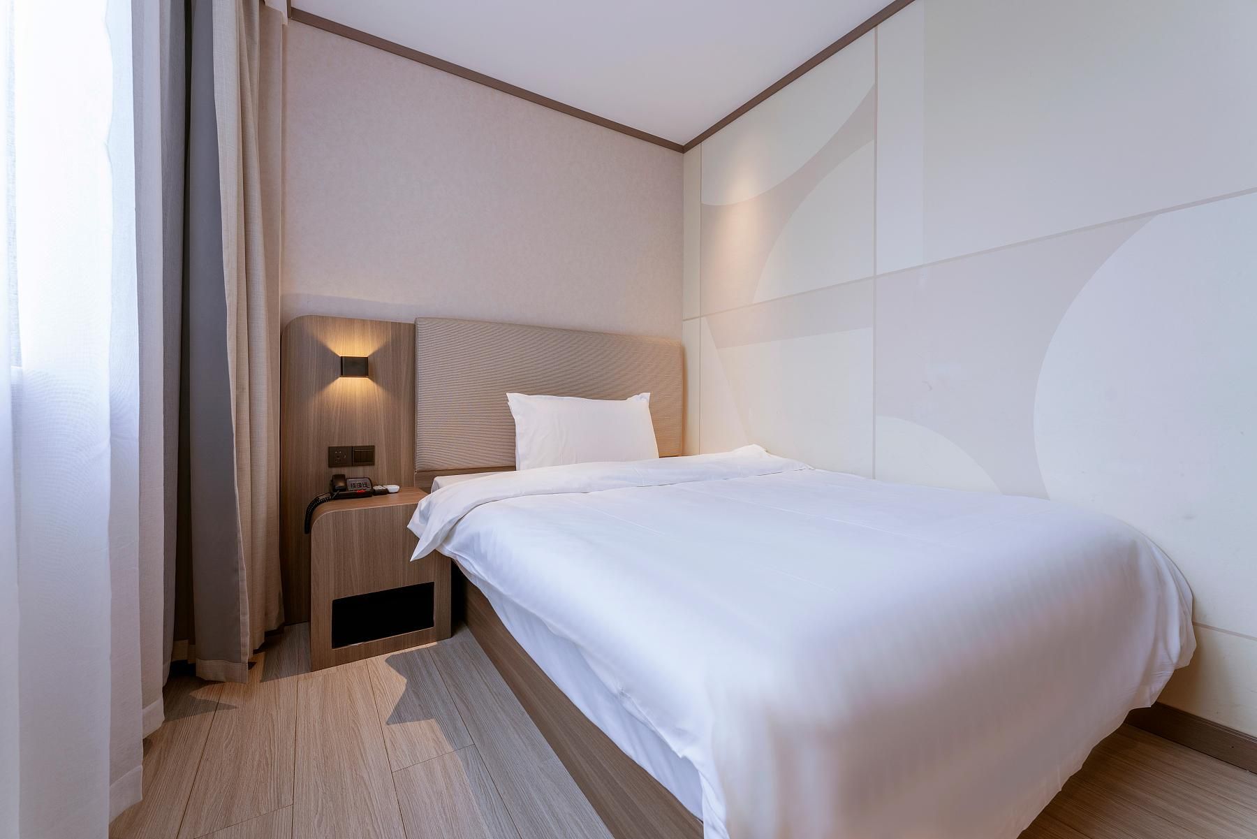 Huazhu - Room With Bed