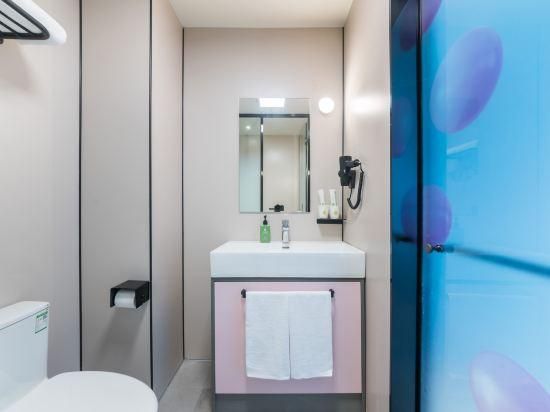 Feature Queen Room