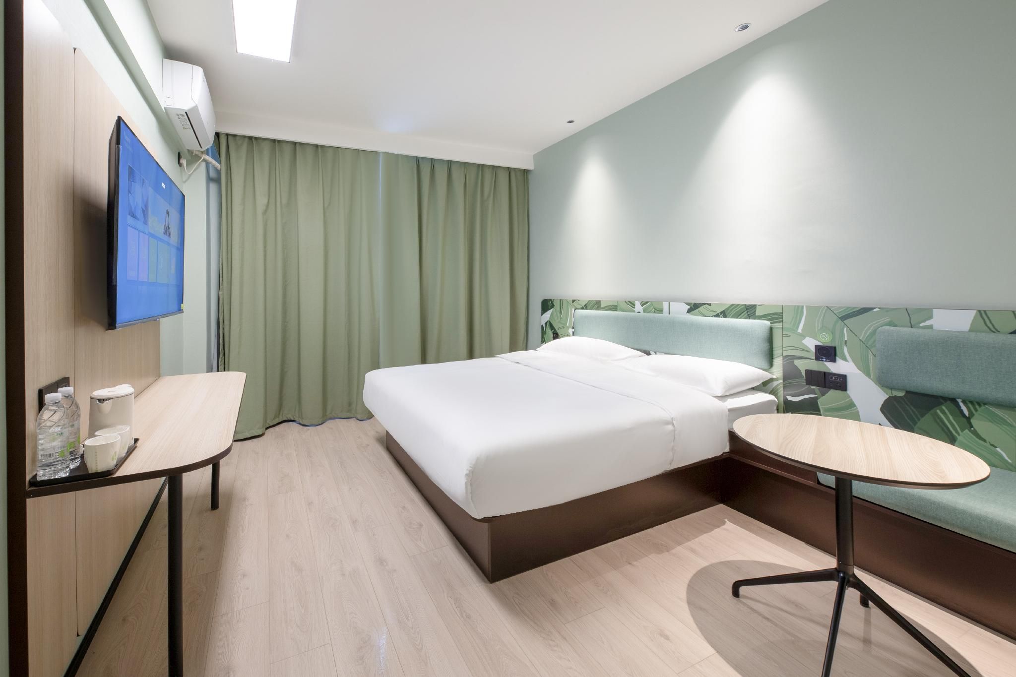 Feature Queen Room
