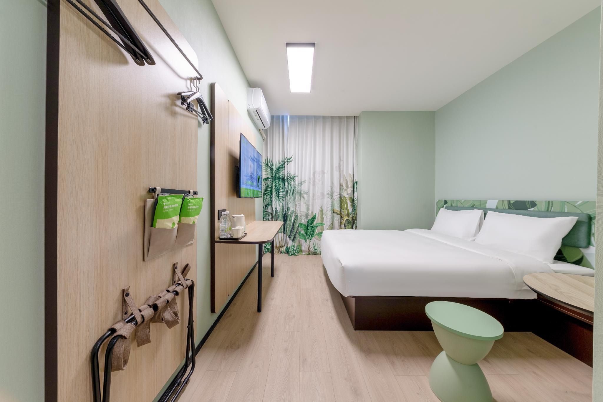 Feature Queen Room