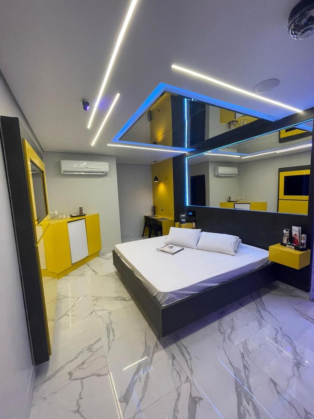 Deluxe Suite with Spa Bath