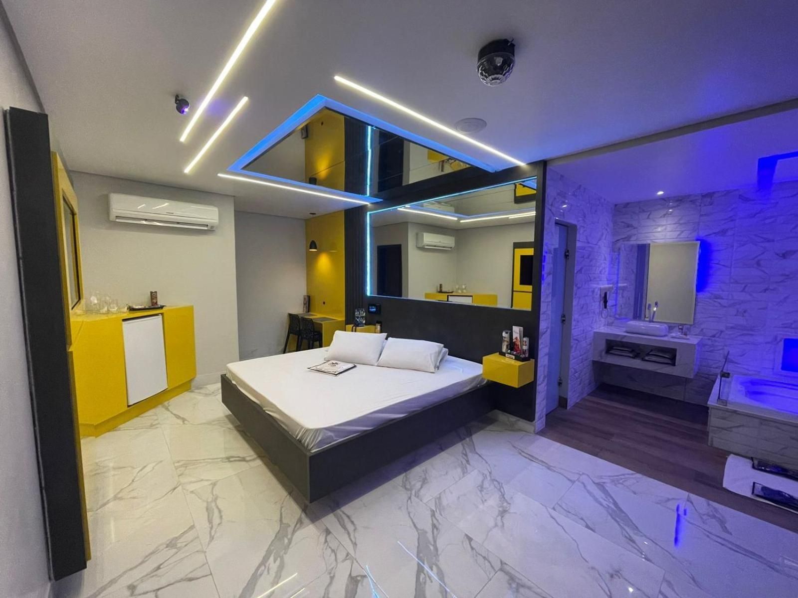 Deluxe Suite with Spa Bath