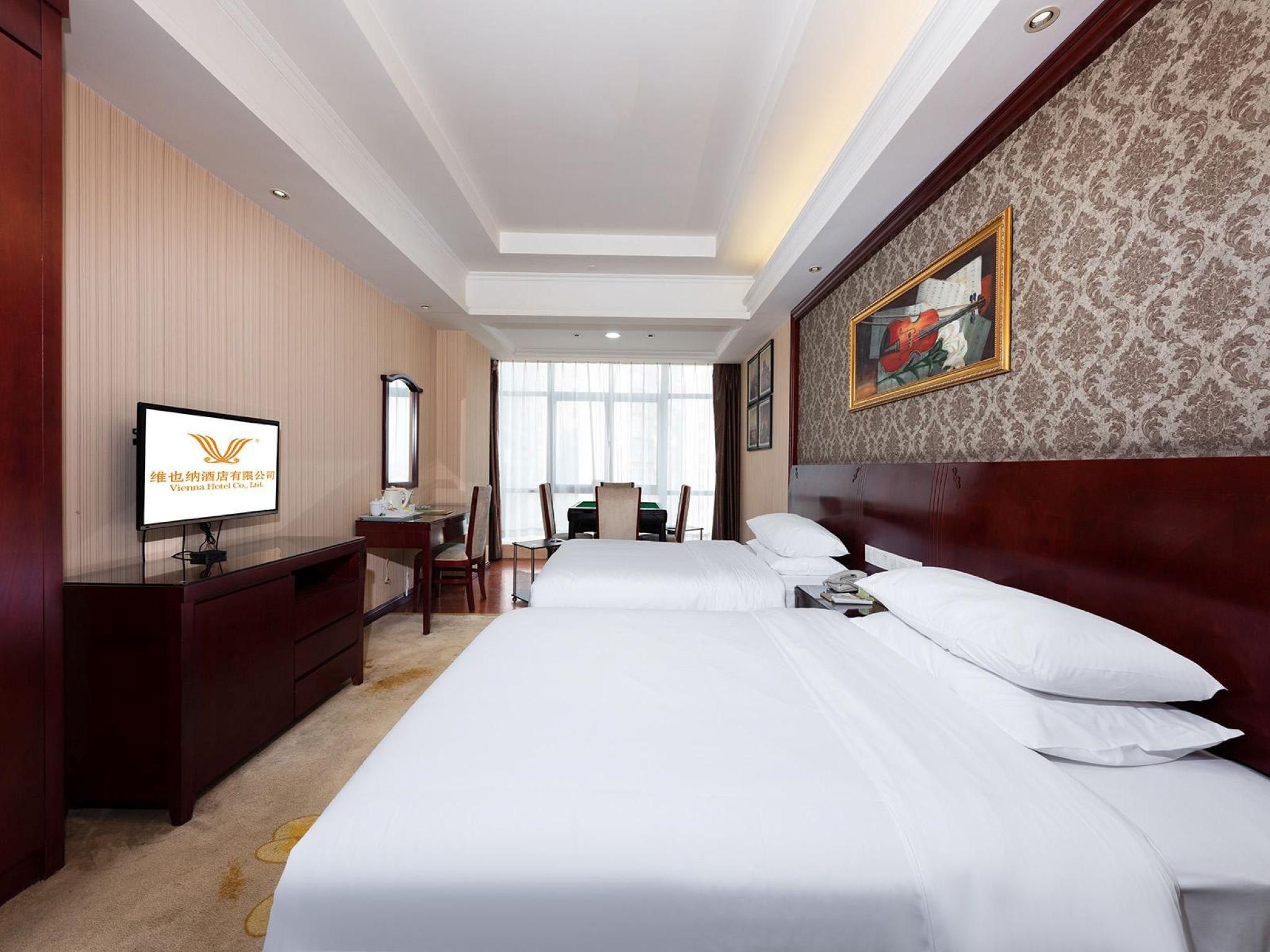 Vienna - Functional Chess Room With Twin Bed