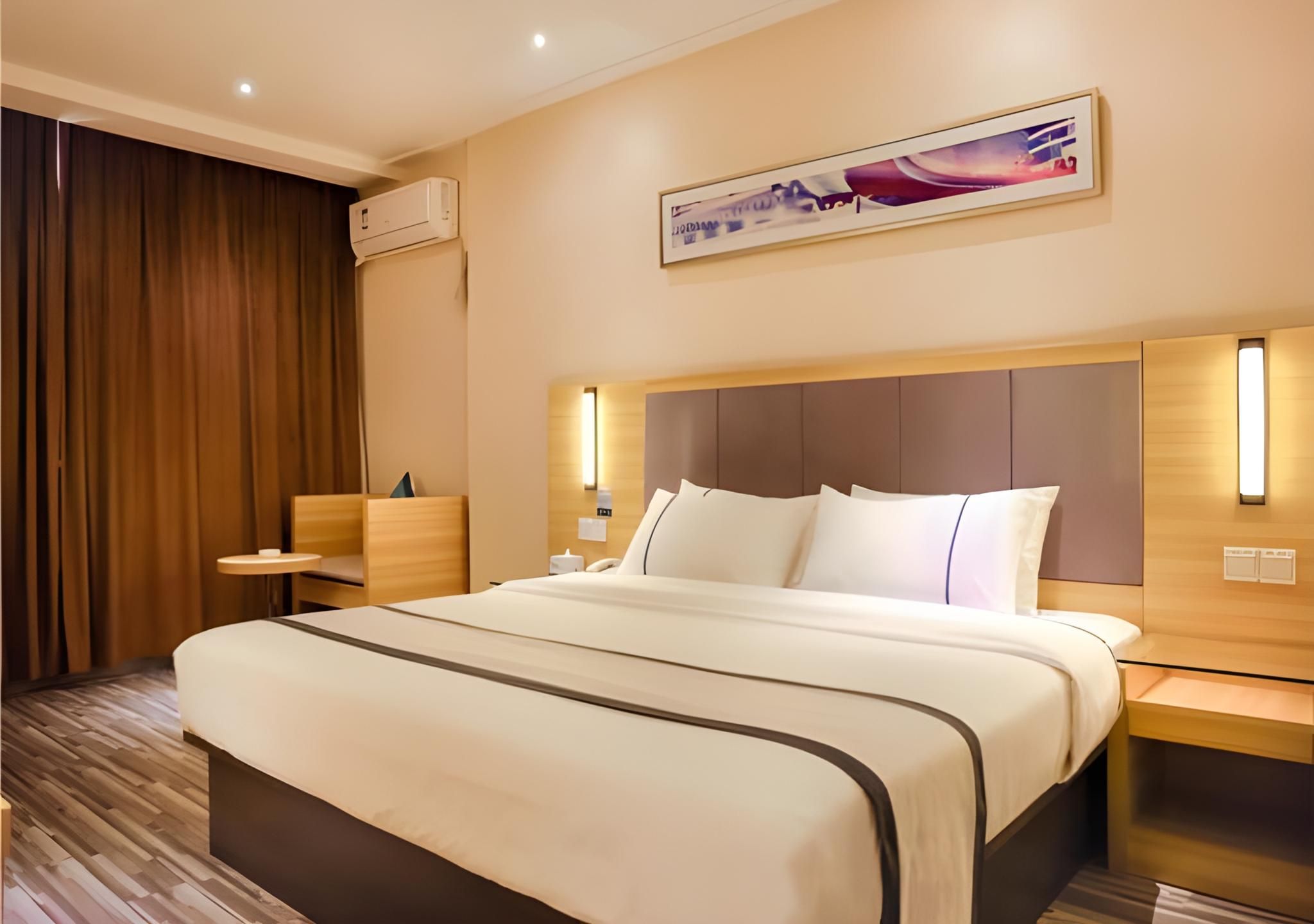 Stand Queen Room