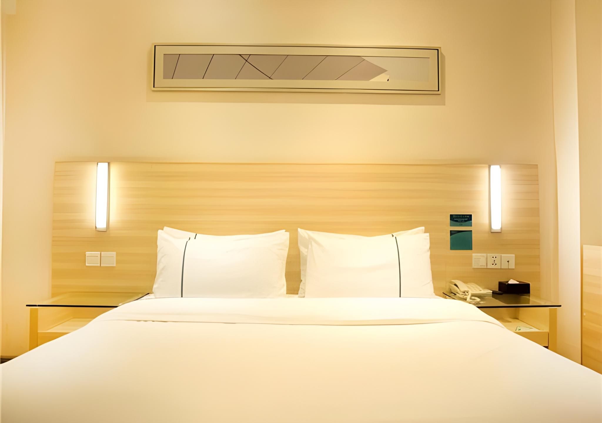Stand Queen Room