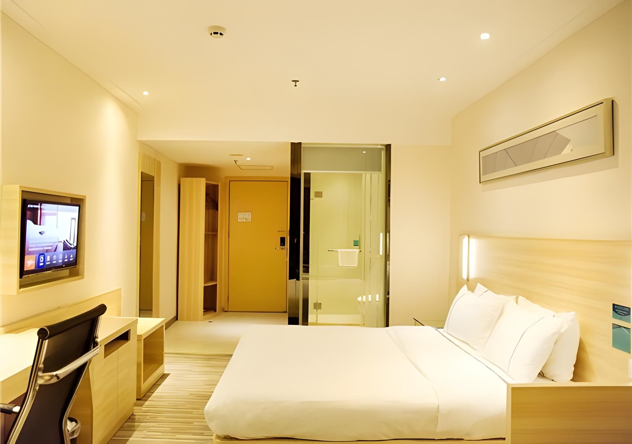 Stand Queen Room