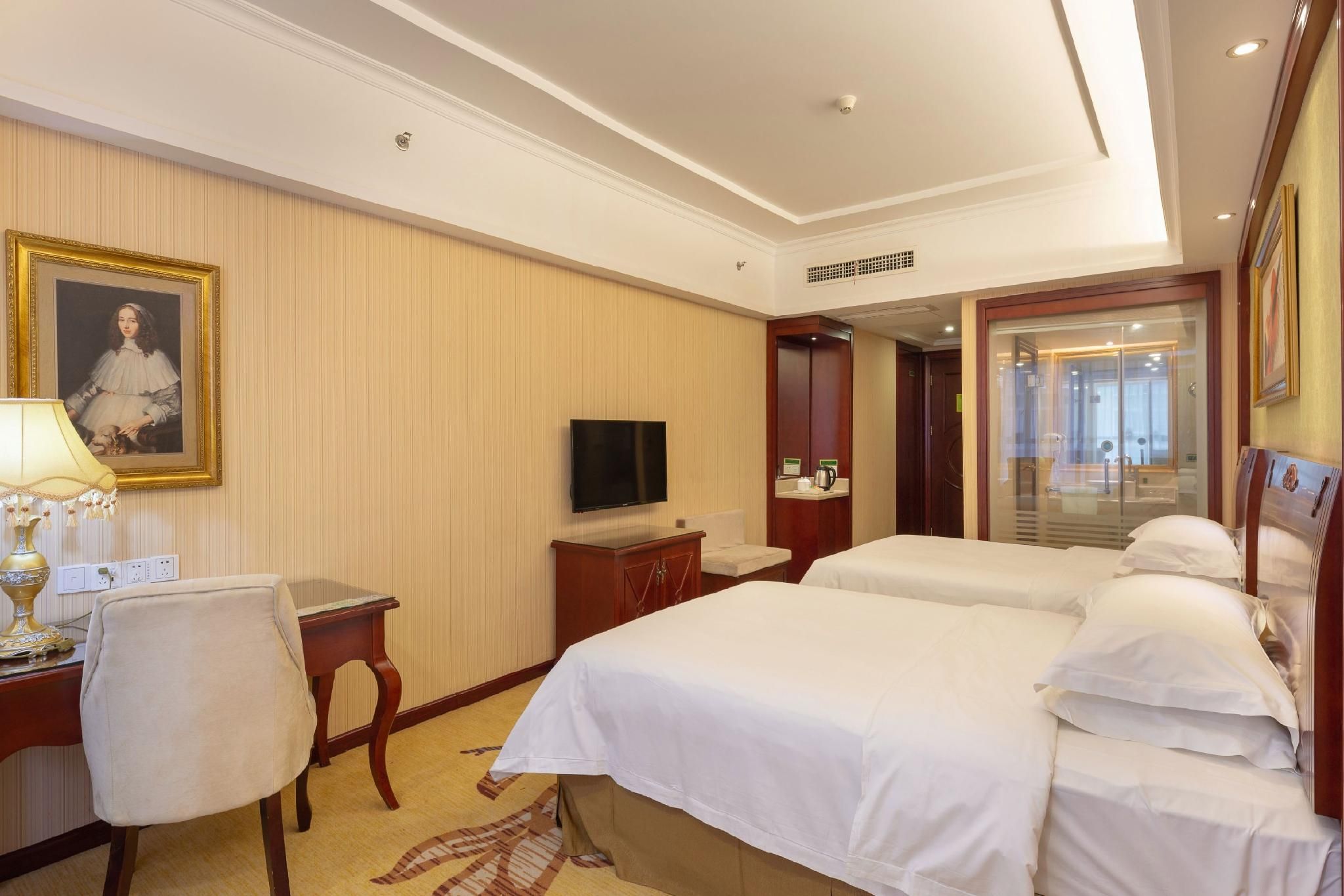 Vienna - Functional Chess Room With Twin Bed