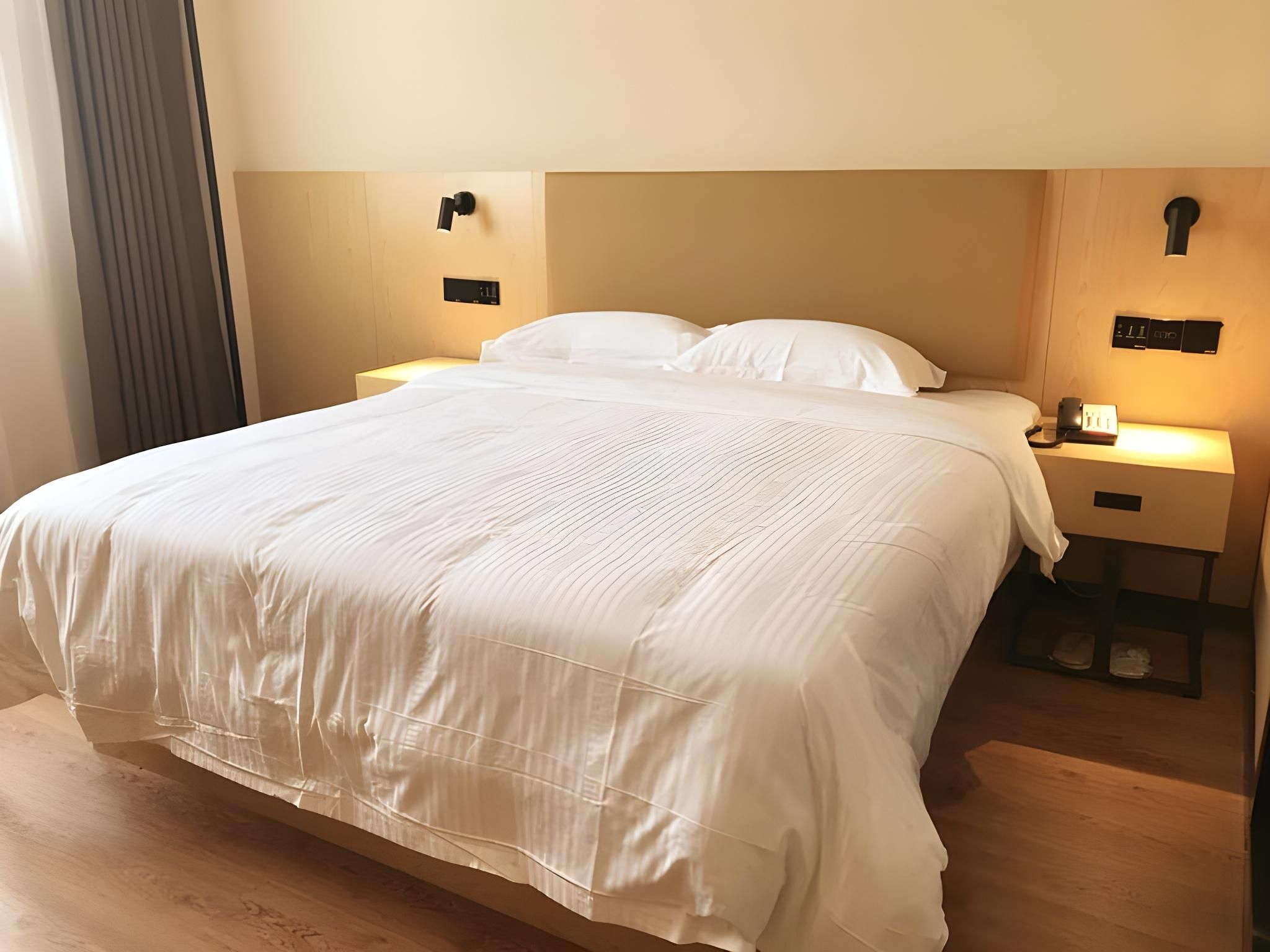 Hotel Queen Room