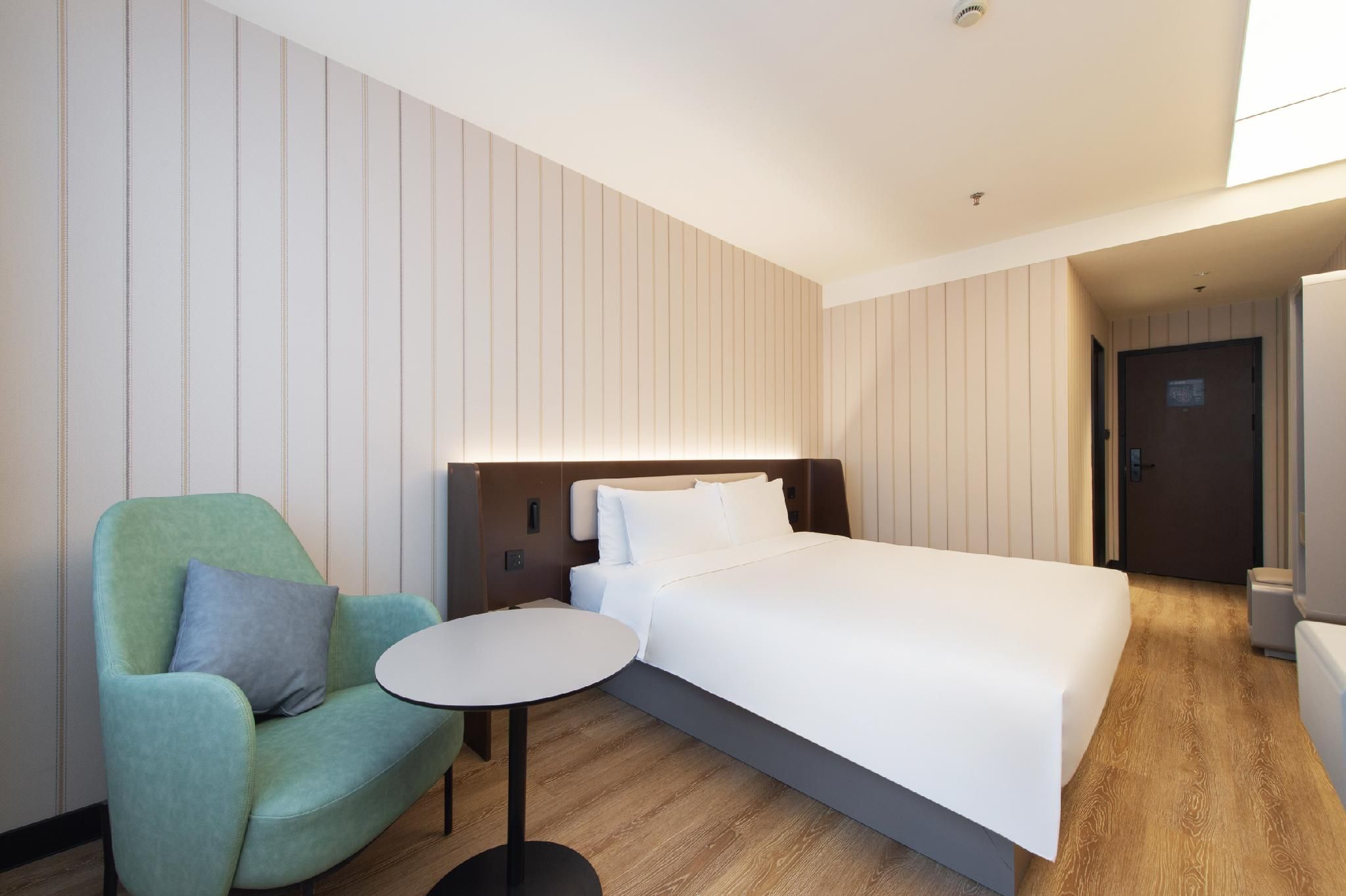 Business Queen Bed Room