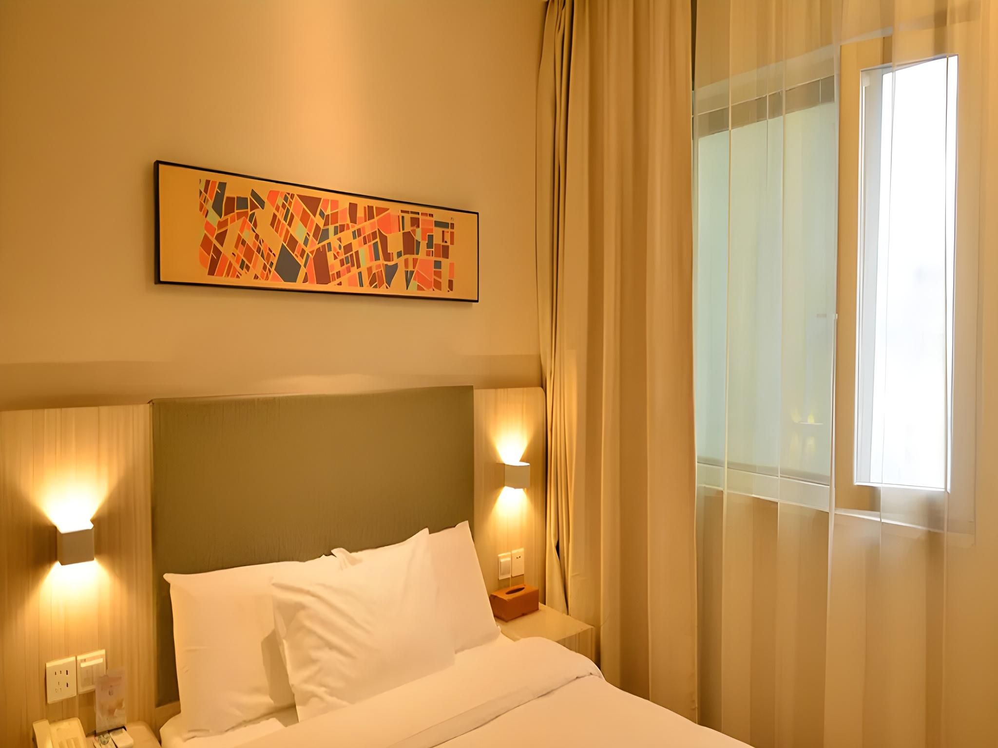 Huazhu - Room With Bed