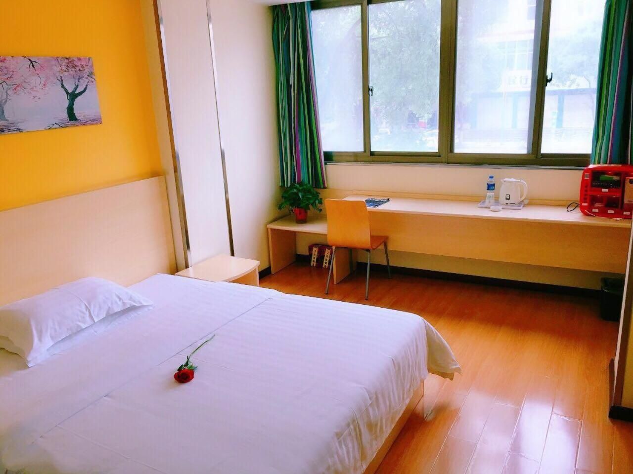 Comfortable Queen Room