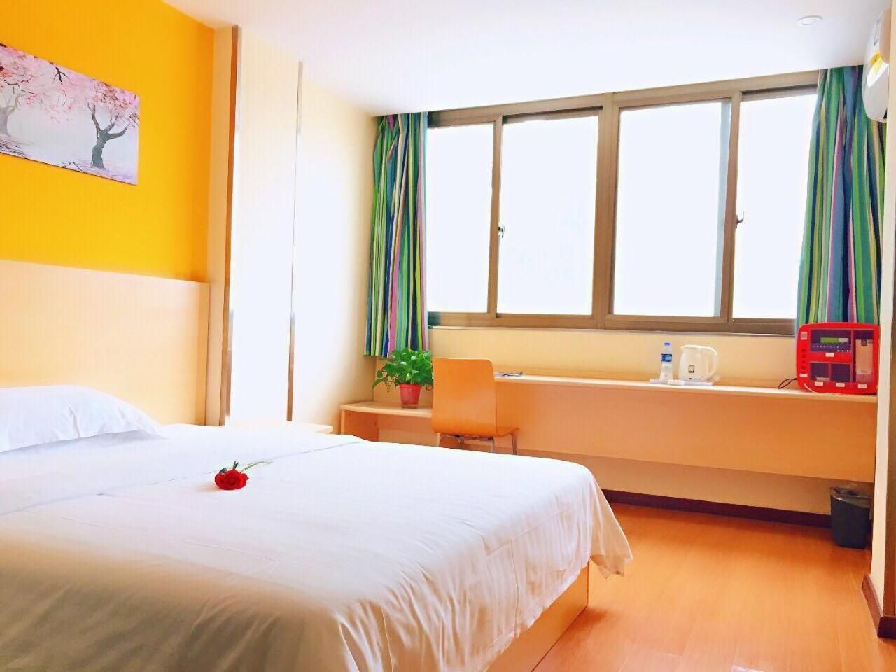 Comfortable Queen Room