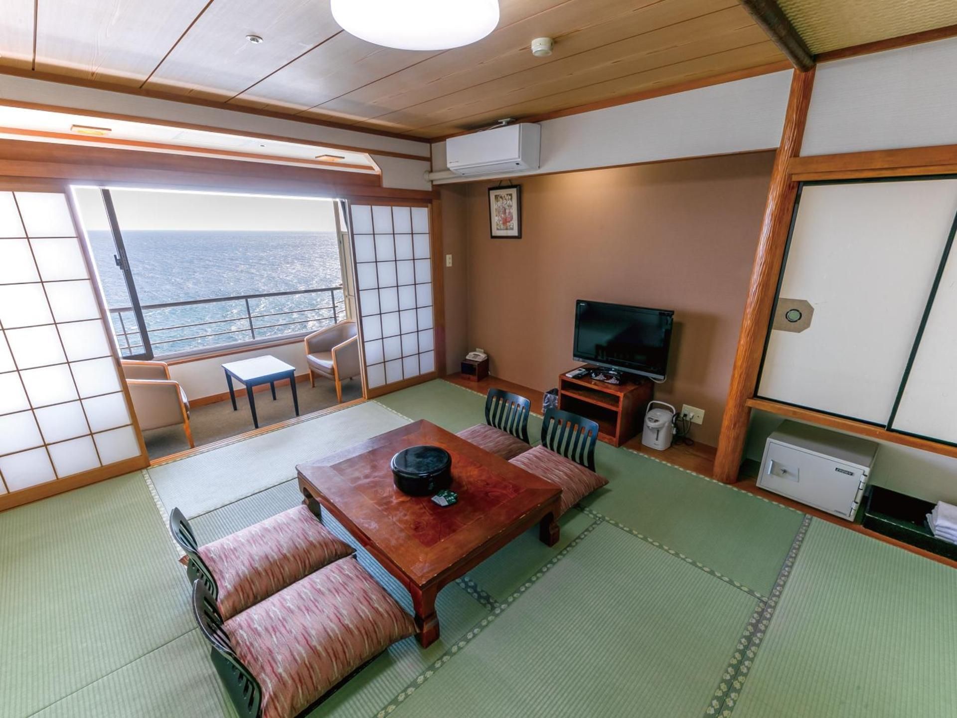 Family Room with Sea View - Smoking