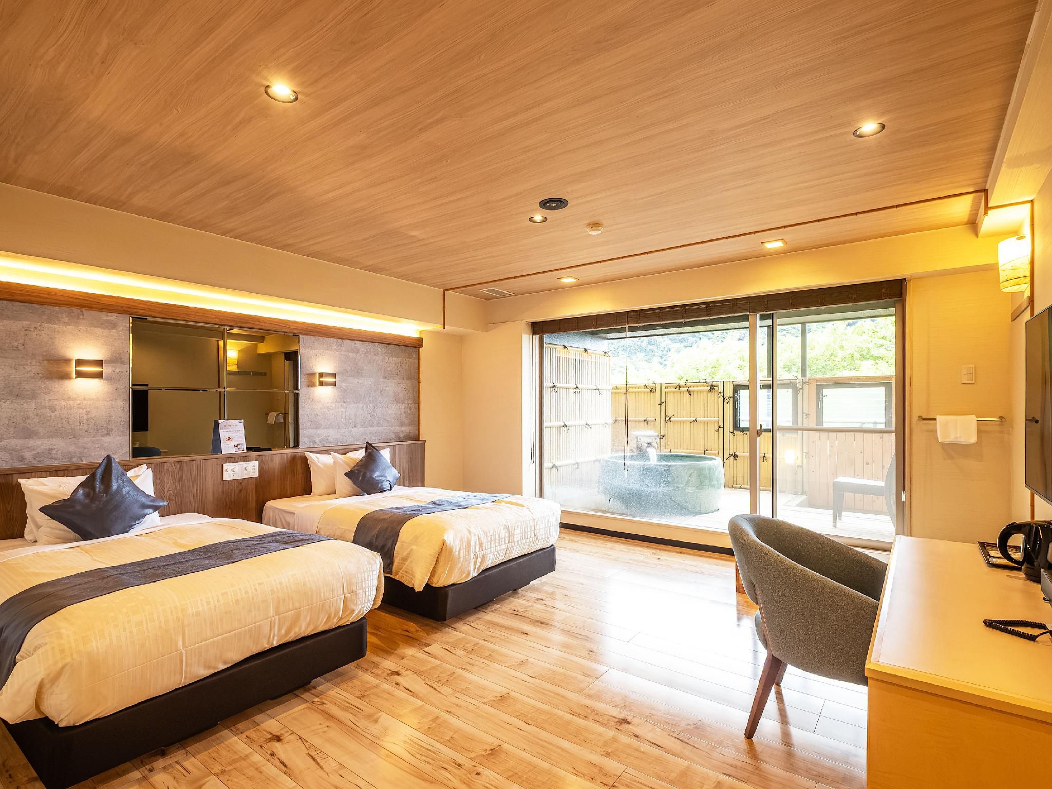 Modern Western-Style Room with Shigaraki-Yaki Open-Air Bath