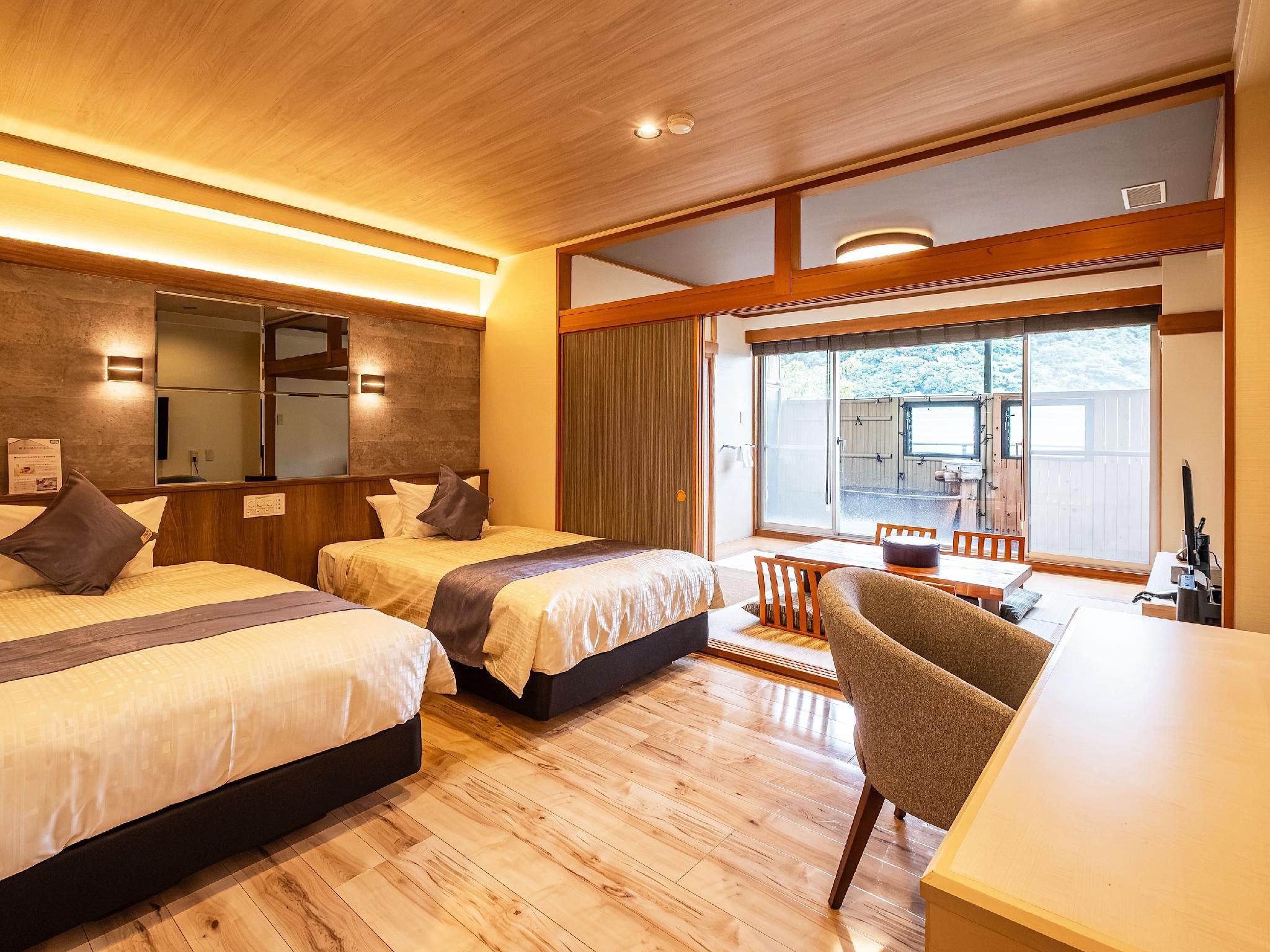 Modern Japanese-Western Room with Shigaraki-Yaki Open-Air Bath
