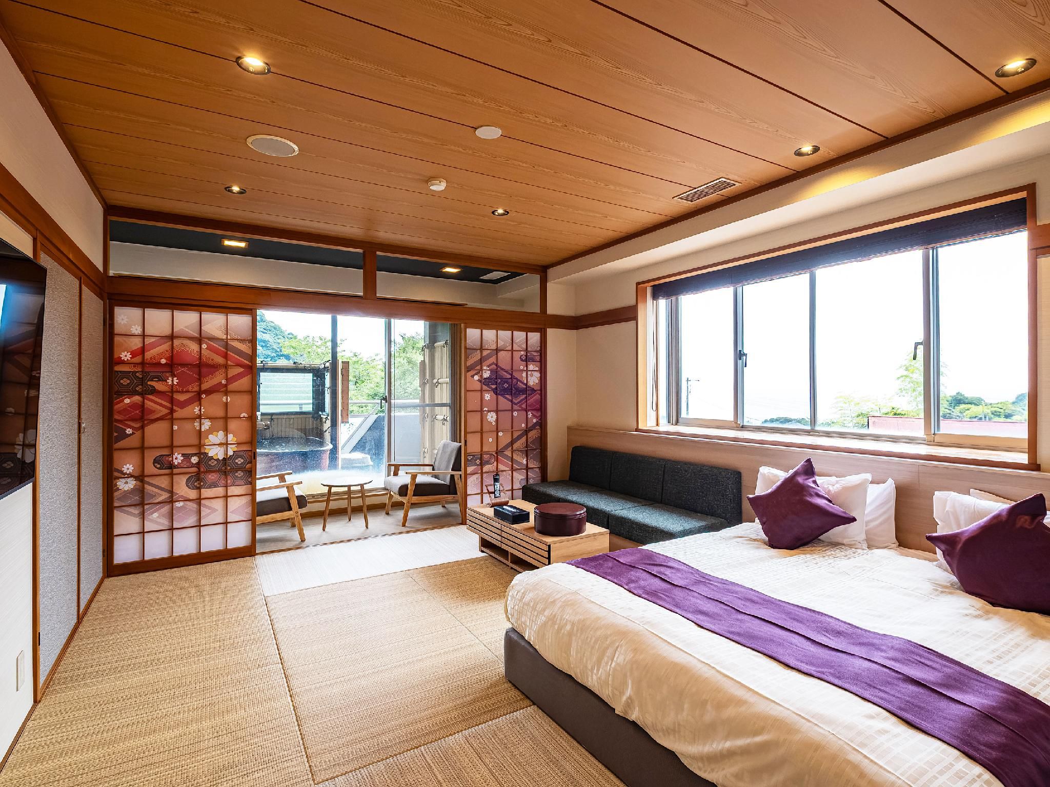 Wabirei Room with Shigaraki Ware Open-Air Bath