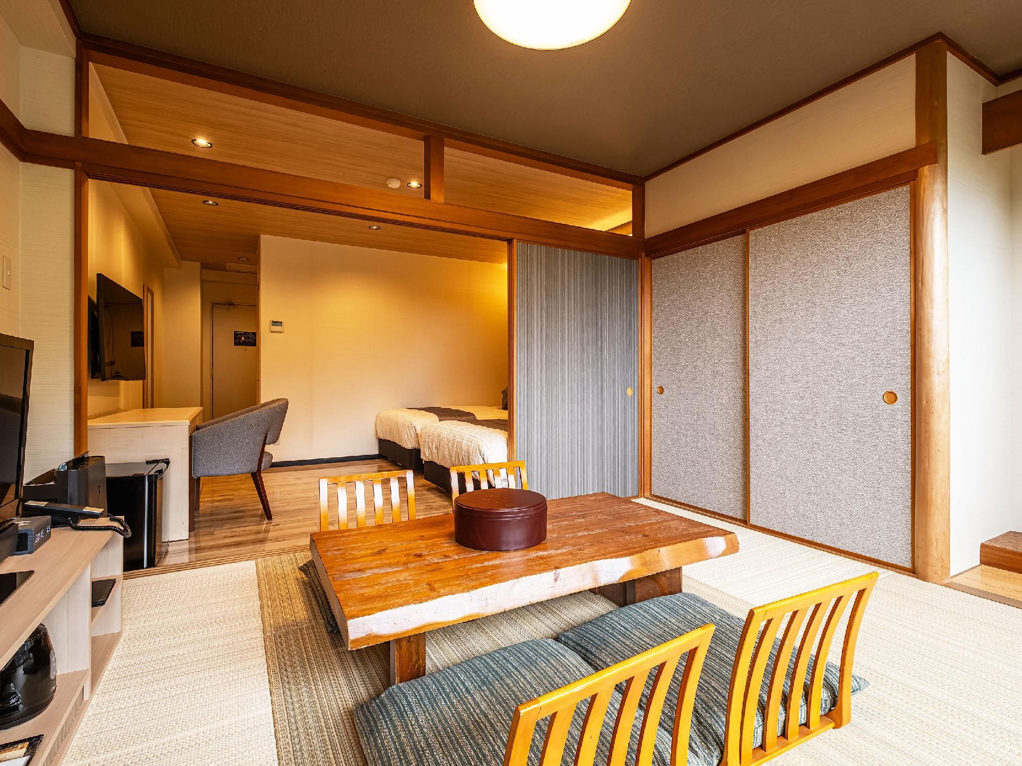 Modern Japanese-Western Room with Shigaraki-Yaki Open-Air Bath