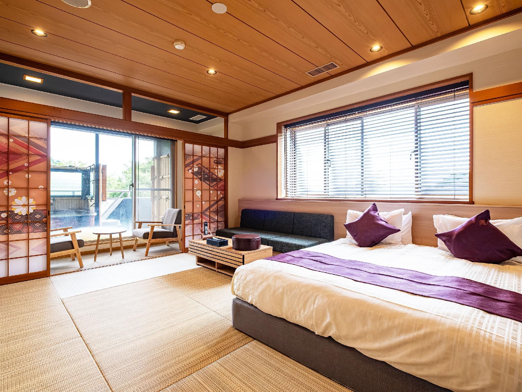 Wabirei Room with Shigaraki Ware Open-Air Bath