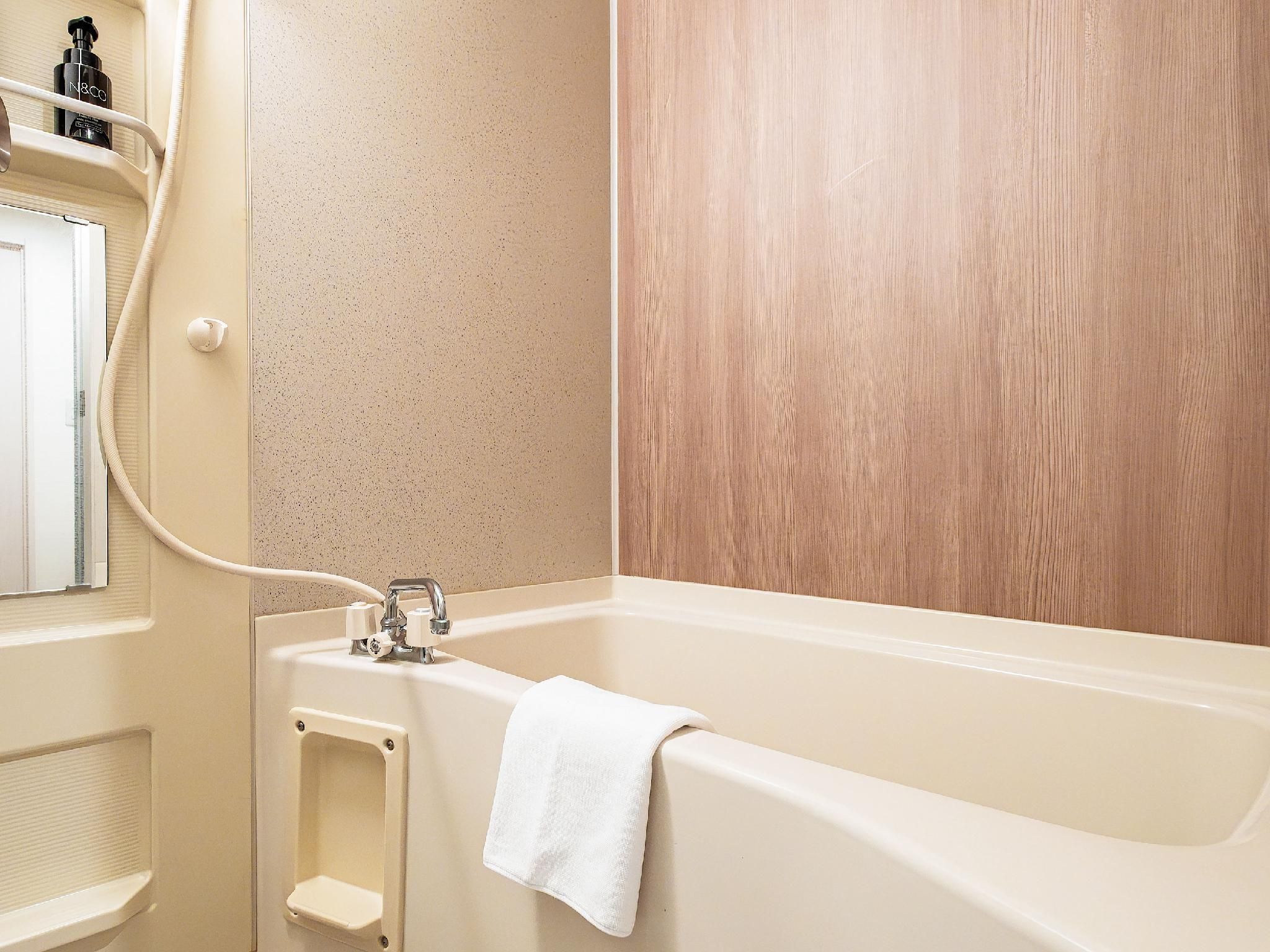 Modern Western-Style Room with Shigaraki-Yaki Open-Air Bath
